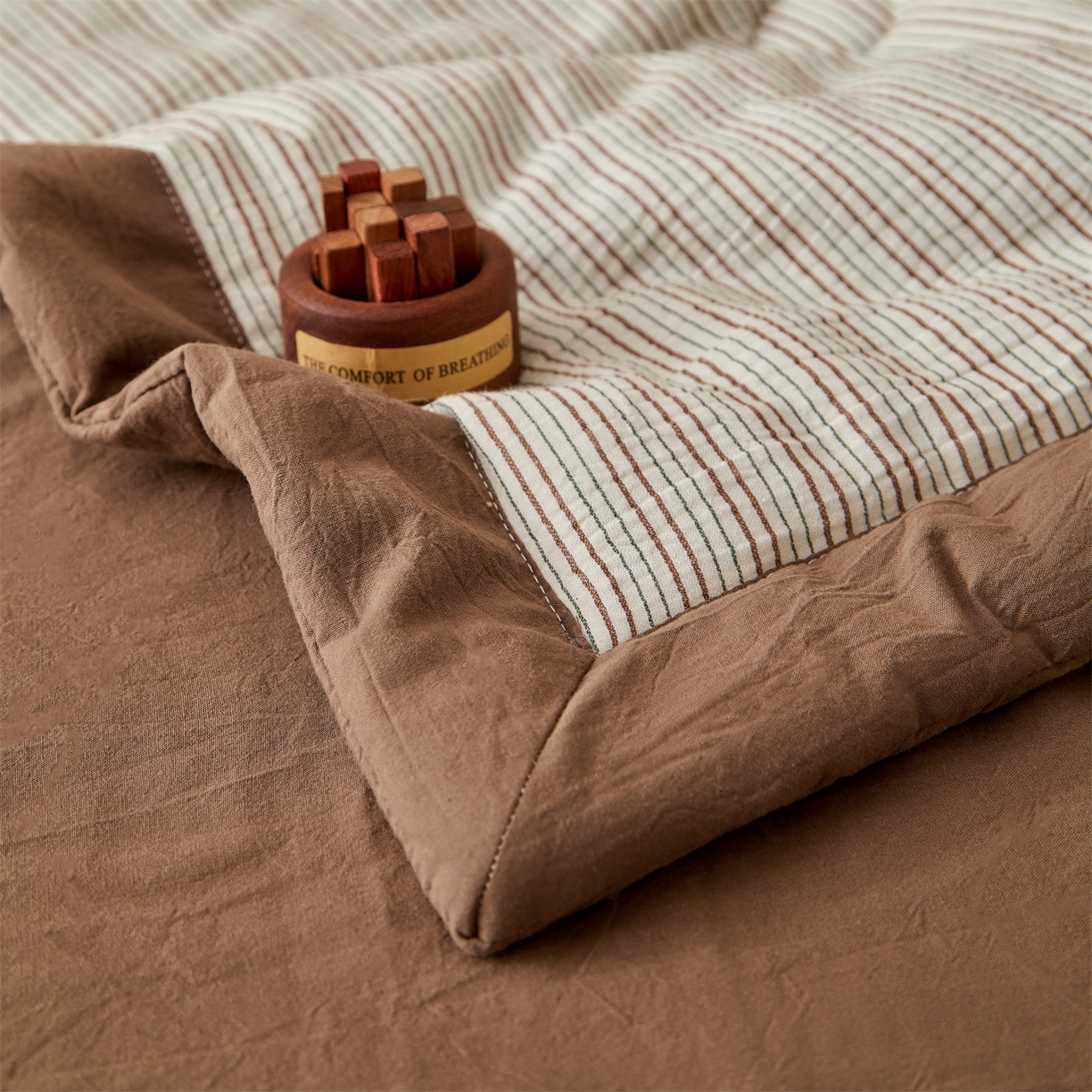 91家纺网 家纺一手货源 找家纺 恬思语家纺 2026春夏新款棉麻竖条大豆夏被夏凉被空调被素锦系列 素锦-咖