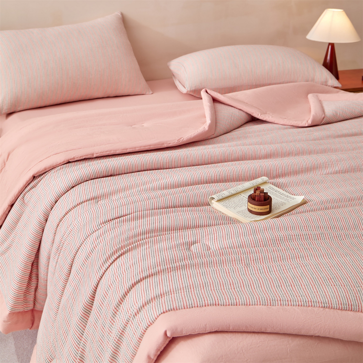 91家纺网 家纺一手货源 找家纺 恬思语家纺 2026春夏新款棉麻竖条大豆夏被夏凉被空调被素锦系列 素锦-粉