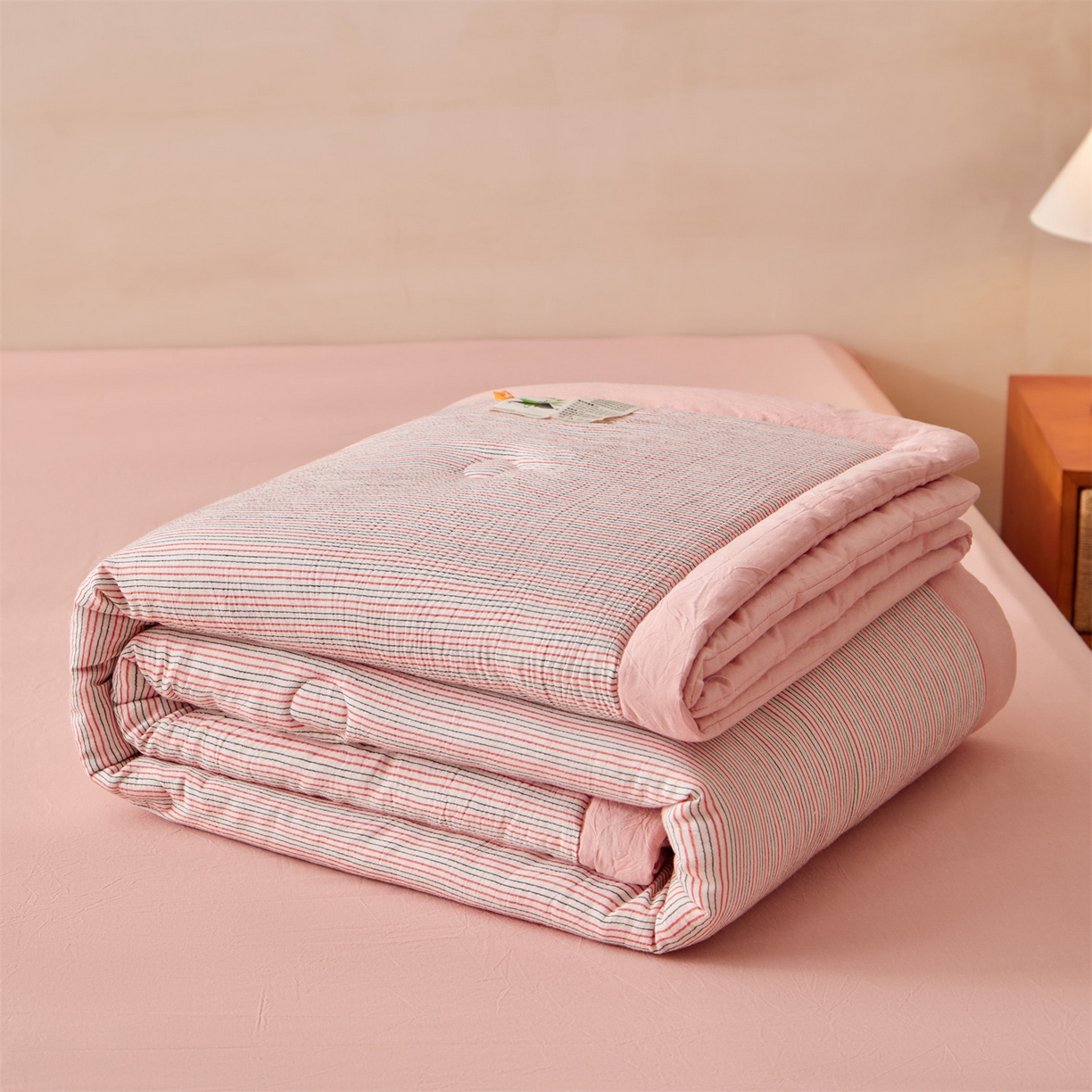 91家纺网 家纺一手货源 找家纺 恬思语家纺 2026春夏新款棉麻竖条大豆夏被夏凉被空调被素锦系列 素锦-粉