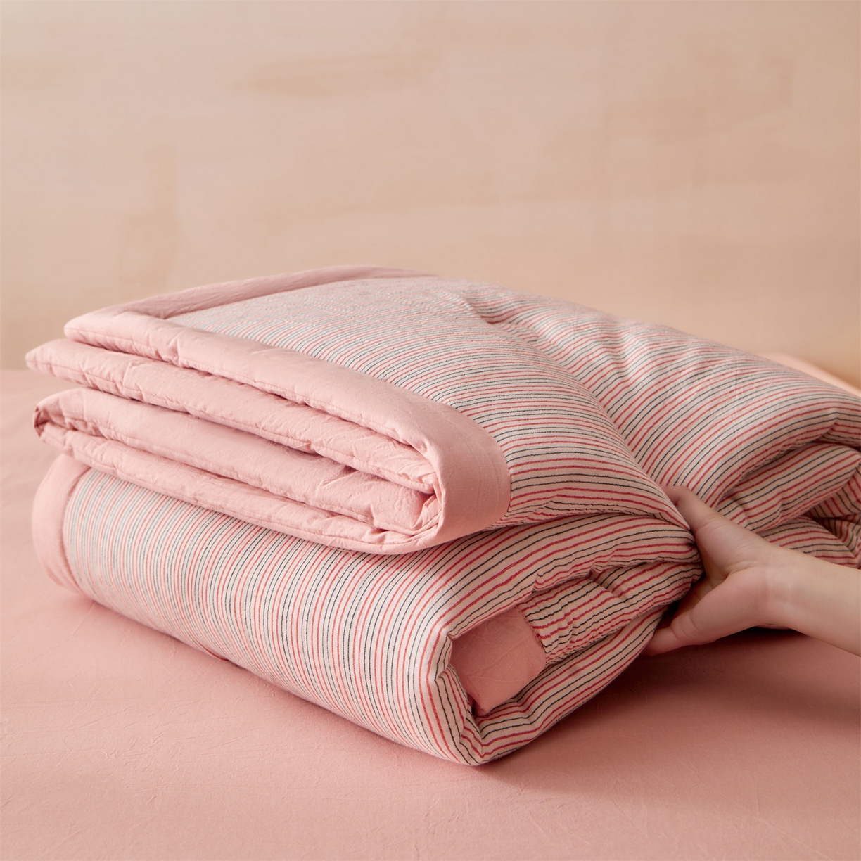 91家纺网 家纺一手货源 找家纺 恬思语家纺 2026春夏新款棉麻竖条大豆夏被夏凉被空调被素锦系列 素锦-粉