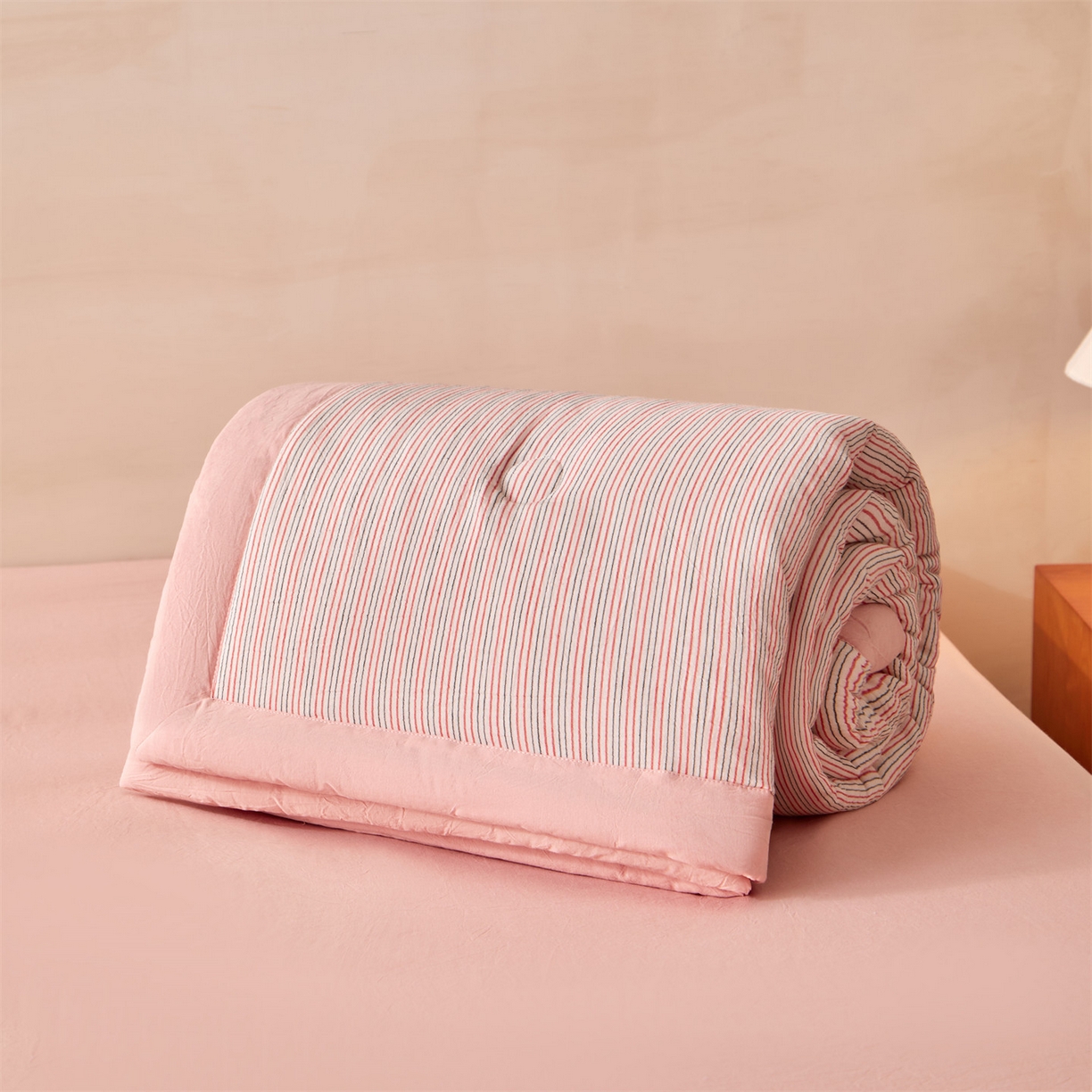 91家纺网 家纺一手货源 找家纺 恬思语家纺 2026春夏新款棉麻竖条大豆夏被夏凉被空调被素锦系列 素锦-粉