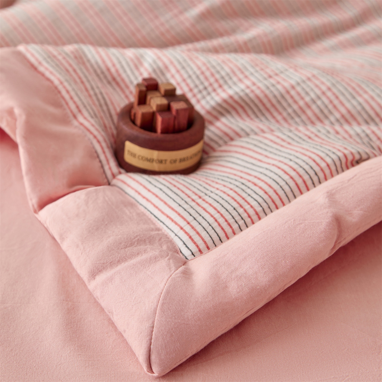 91家纺网 家纺一手货源 找家纺 恬思语家纺 2026春夏新款棉麻竖条大豆夏被夏凉被空调被素锦系列 素锦-粉