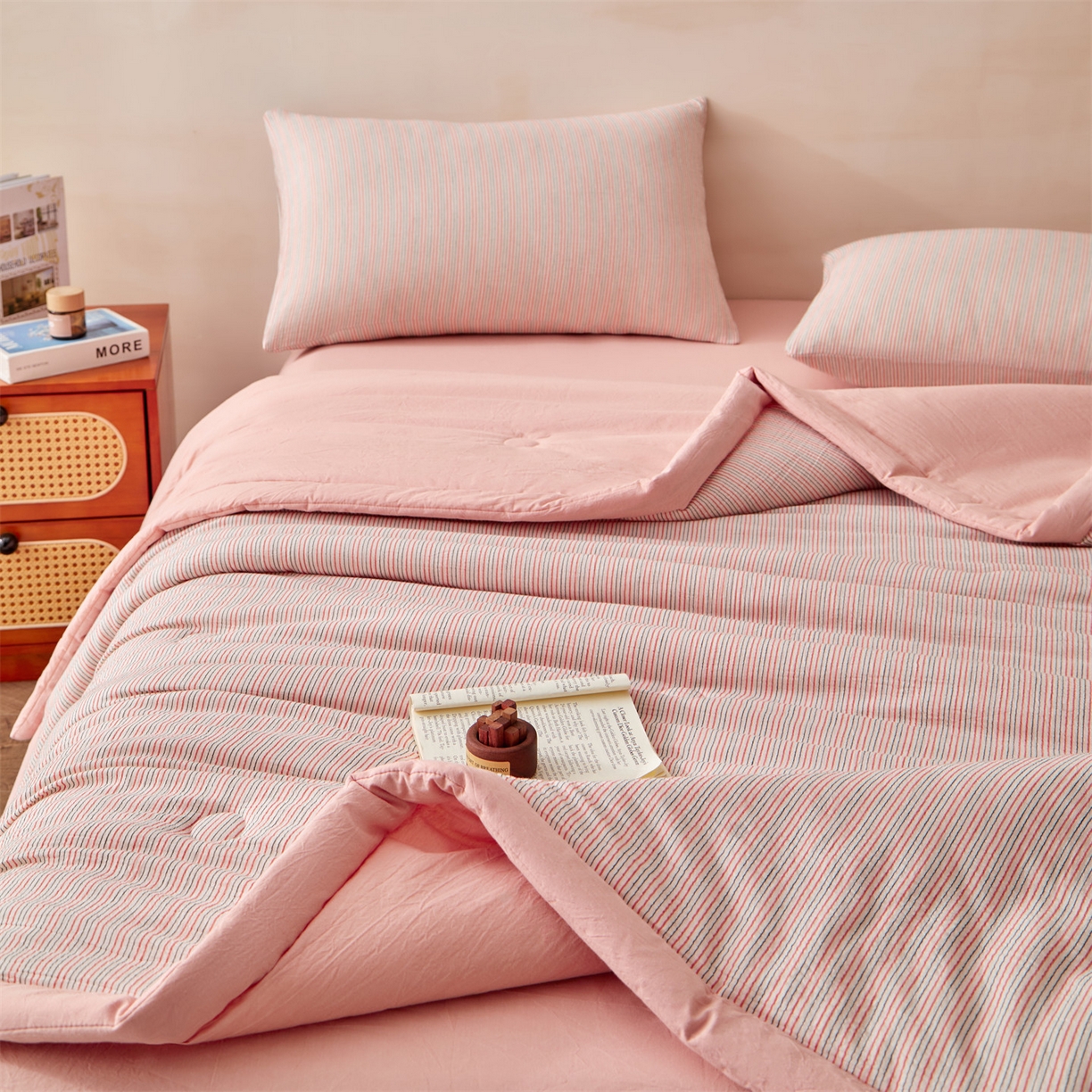 91家纺网 家纺一手货源 找家纺 恬思语家纺 2026春夏新款棉麻竖条大豆夏被夏凉被空调被素锦系列 素锦-粉