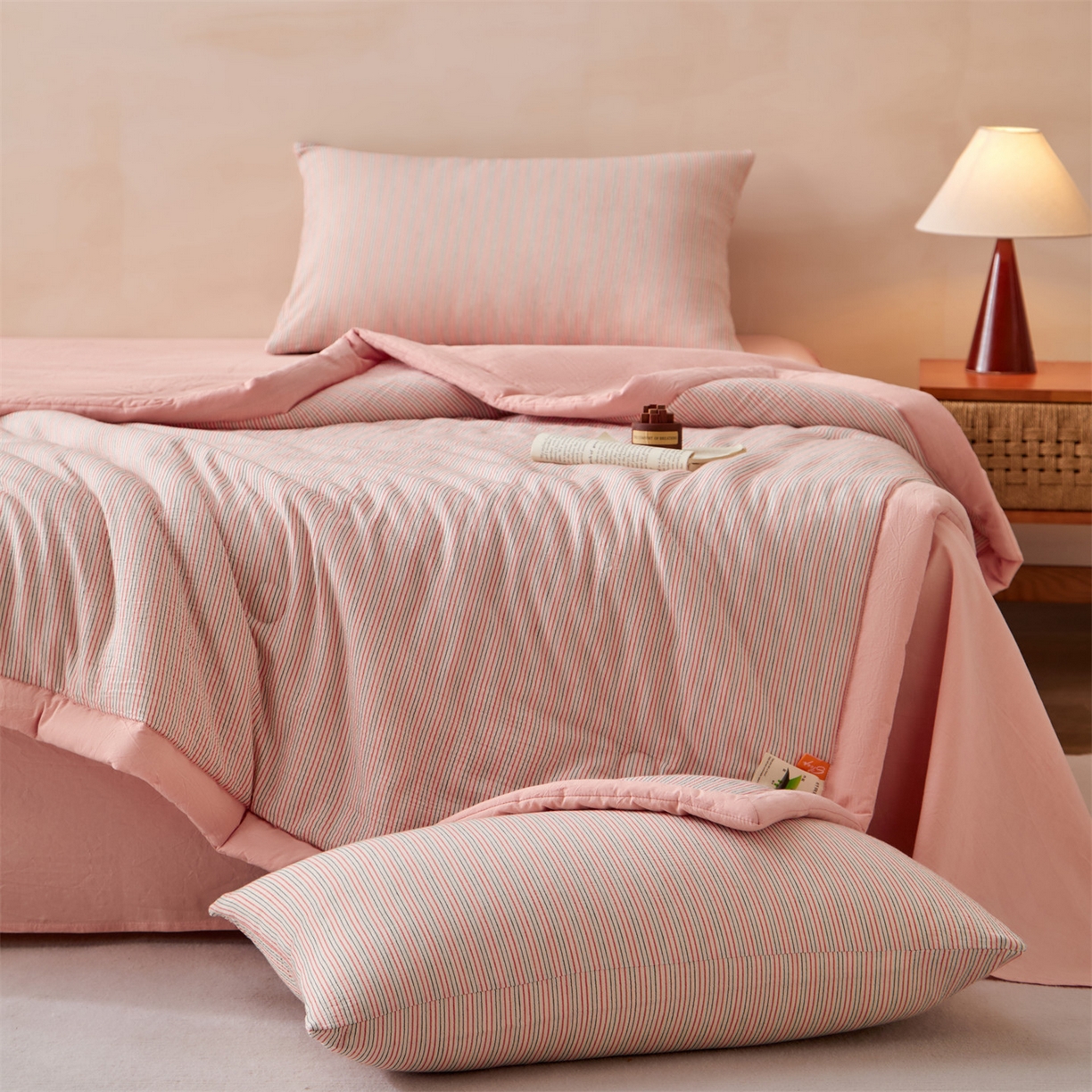 91家纺网 家纺一手货源 找家纺 恬思语家纺 2026春夏新款棉麻竖条大豆夏被夏凉被空调被素锦系列 素锦-粉