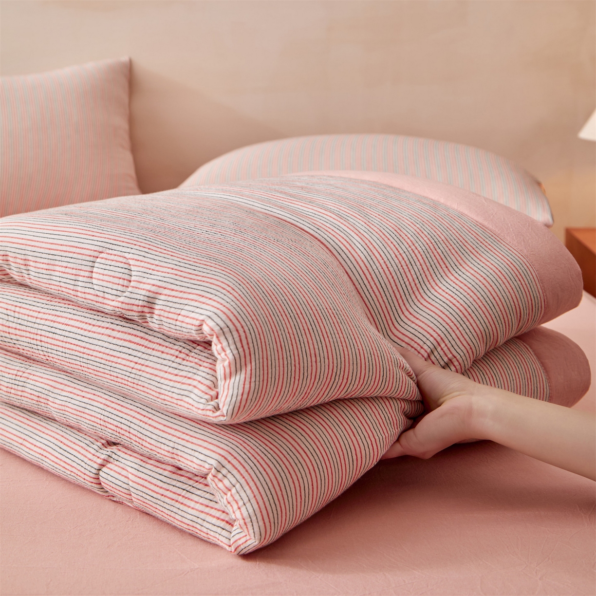91家纺网 家纺一手货源 找家纺 恬思语家纺 2026春夏新款棉麻竖条大豆夏被夏凉被空调被素锦系列 素锦-粉