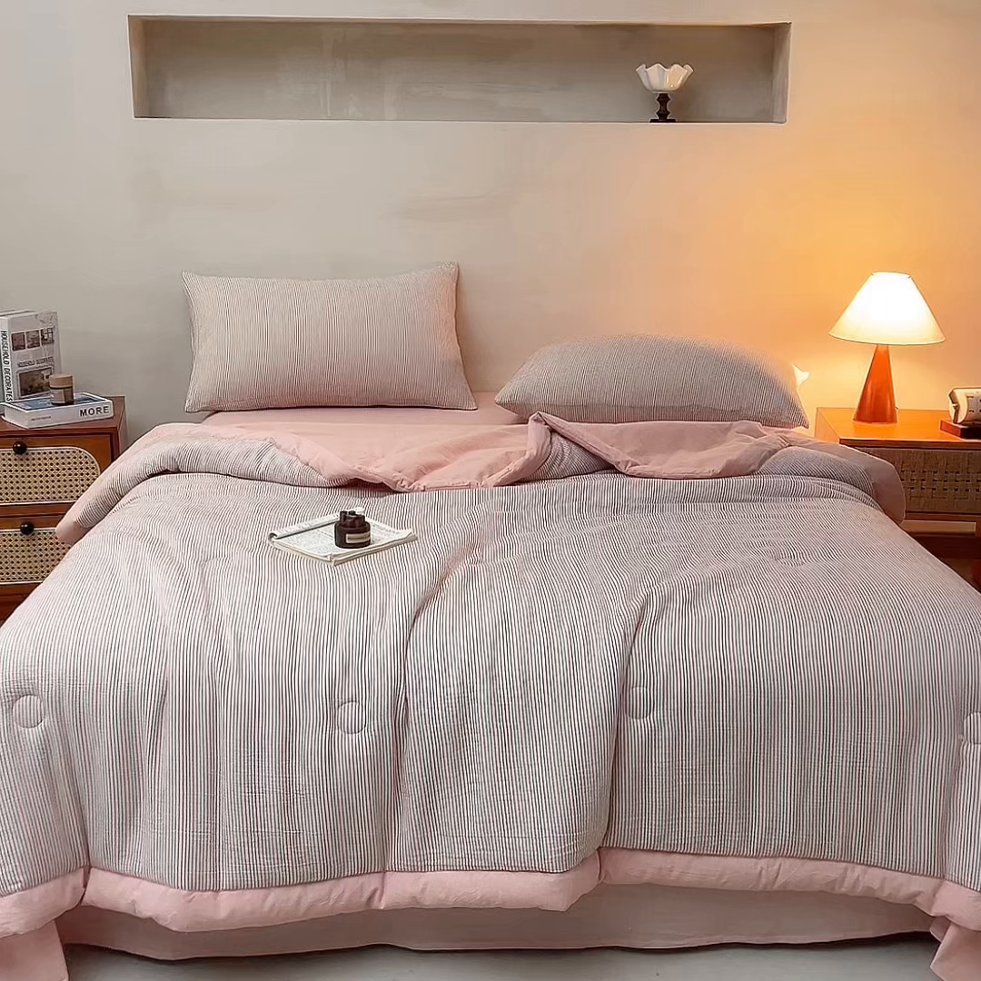 91家纺网 家纺一手货源 找家纺 恬思语家纺 2026春夏新款棉麻竖条大豆夏被夏凉被空调被素锦系列 素锦-粉