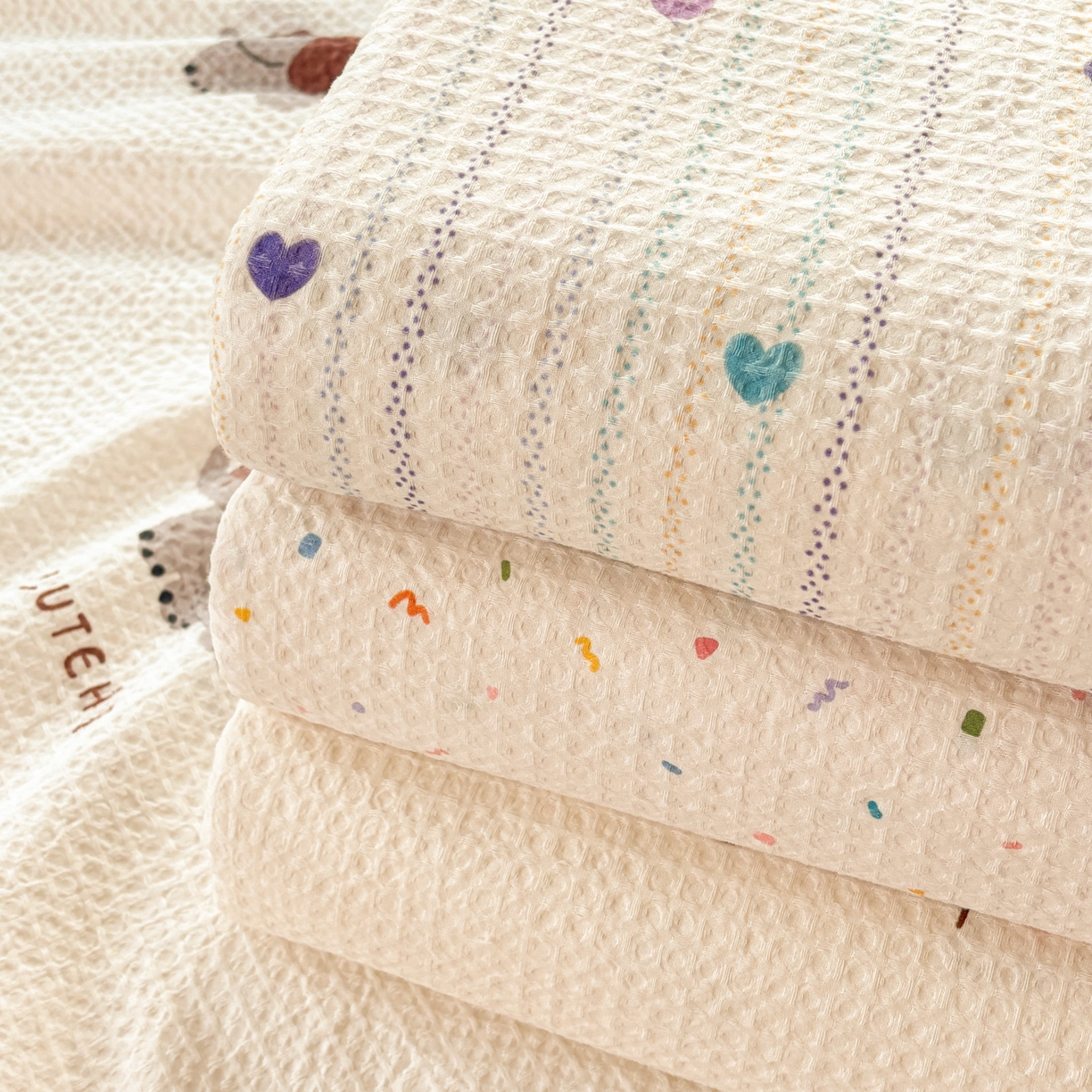 91家纺网 家纺一手货源 找家纺 居眠 2026新款全棉印花华夫格床单 组合叠拍