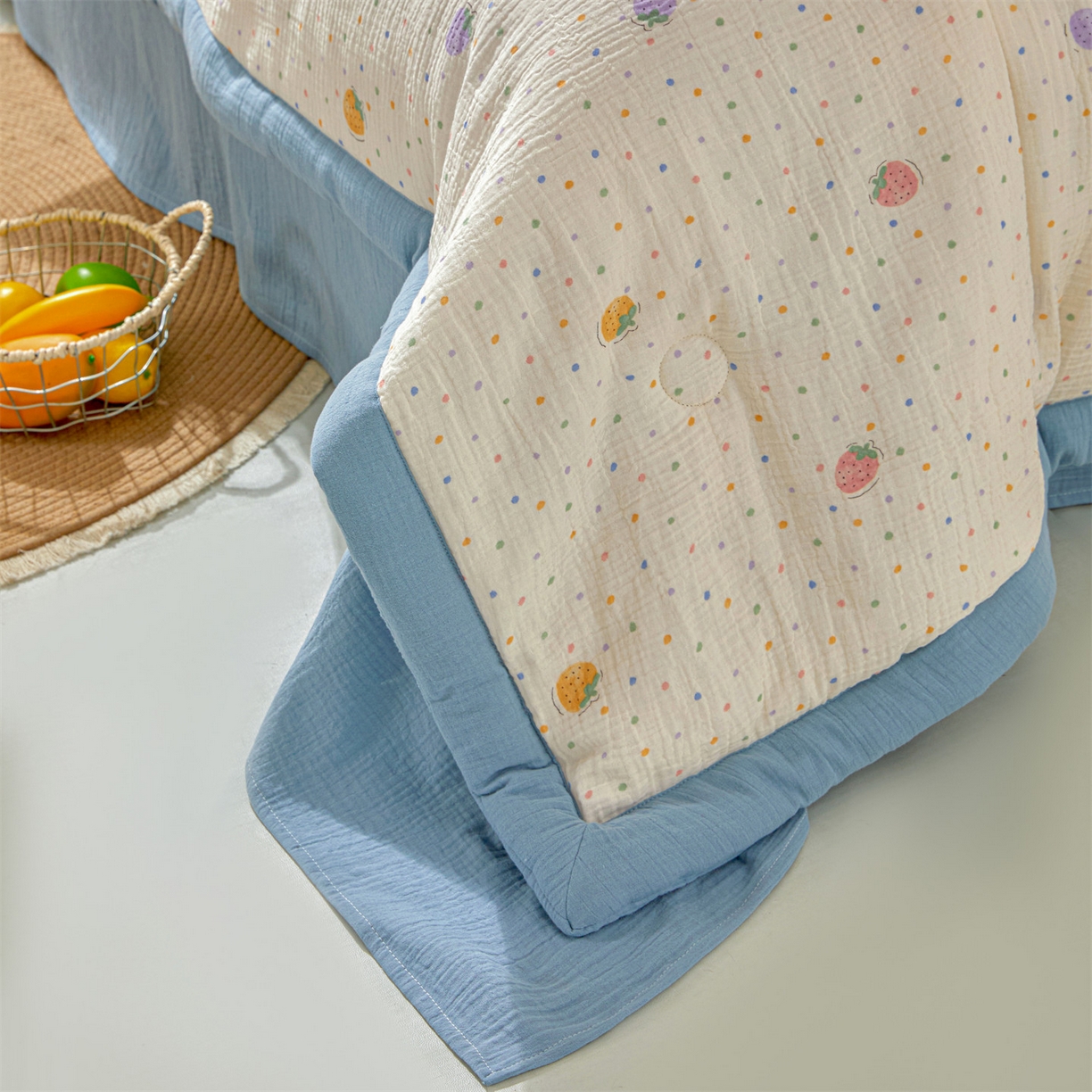 91家纺网 家纺一手货源 找家纺 恬思语家纺 2026春夏新款里外全棉皱皱纱印花棉花夏被夏凉被空调被 缤纷草莓