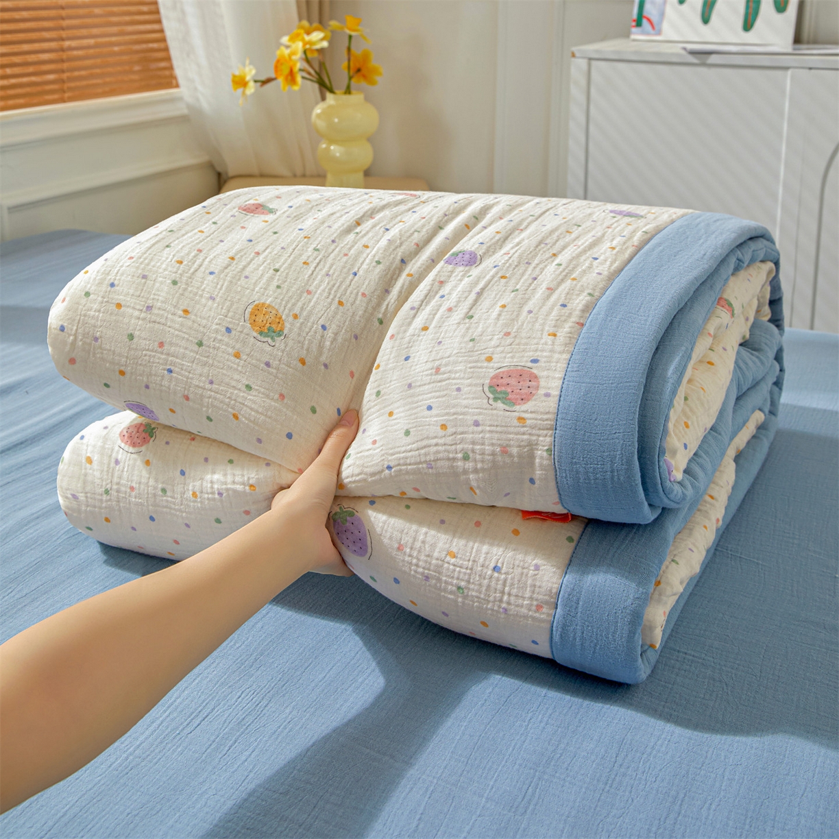 91家纺网 家纺一手货源 找家纺 恬思语家纺 2026春夏新款里外全棉皱皱纱印花棉花夏被夏凉被空调被 缤纷草莓