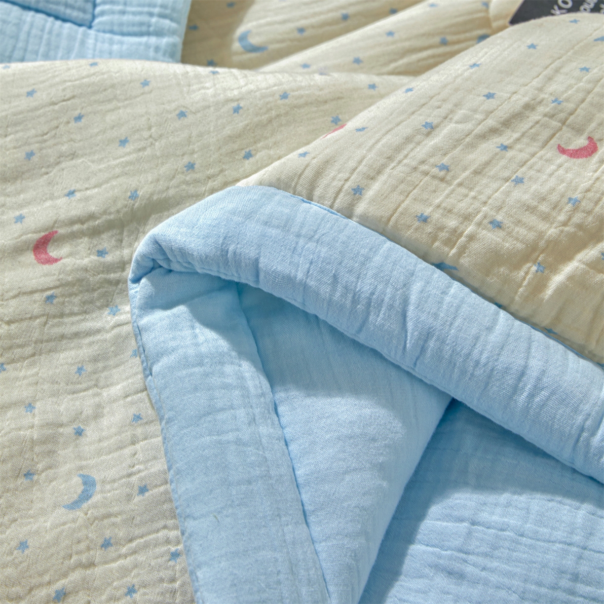 91家纺网 家纺一手货源 找家纺 恬思语家纺 2026春夏新款里外全棉皱皱纱印花棉花夏被夏凉被空调被 月伴湾