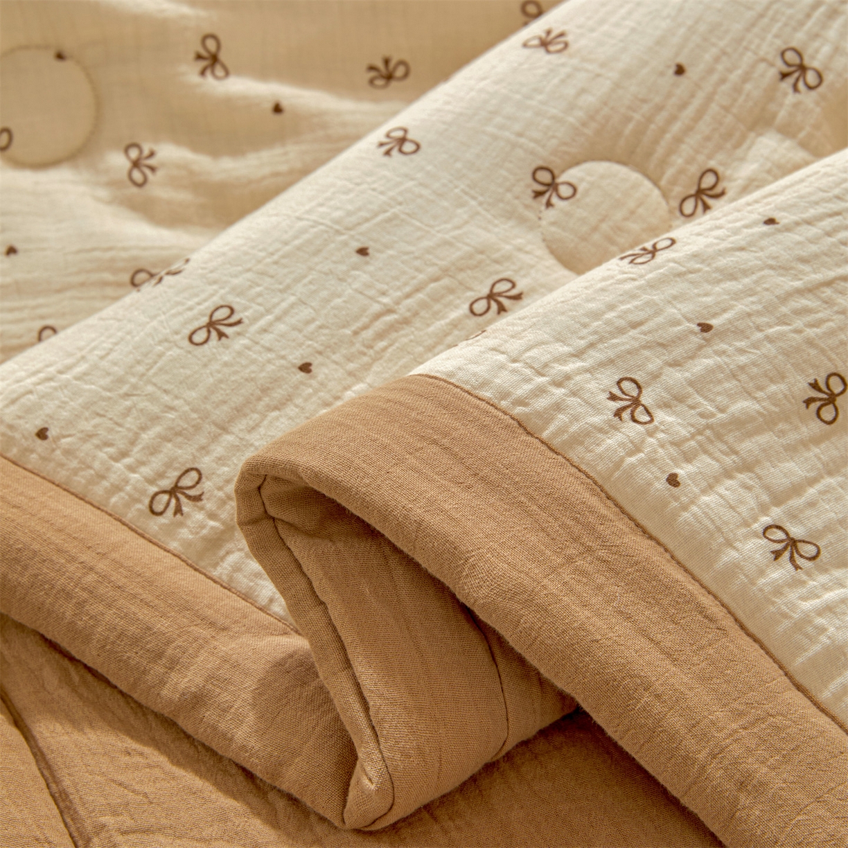 91家纺网 家纺一手货源 找家纺 恬思语家纺 2026春夏新款里外全棉皱皱纱印花棉花夏被夏凉被空调被 同心结