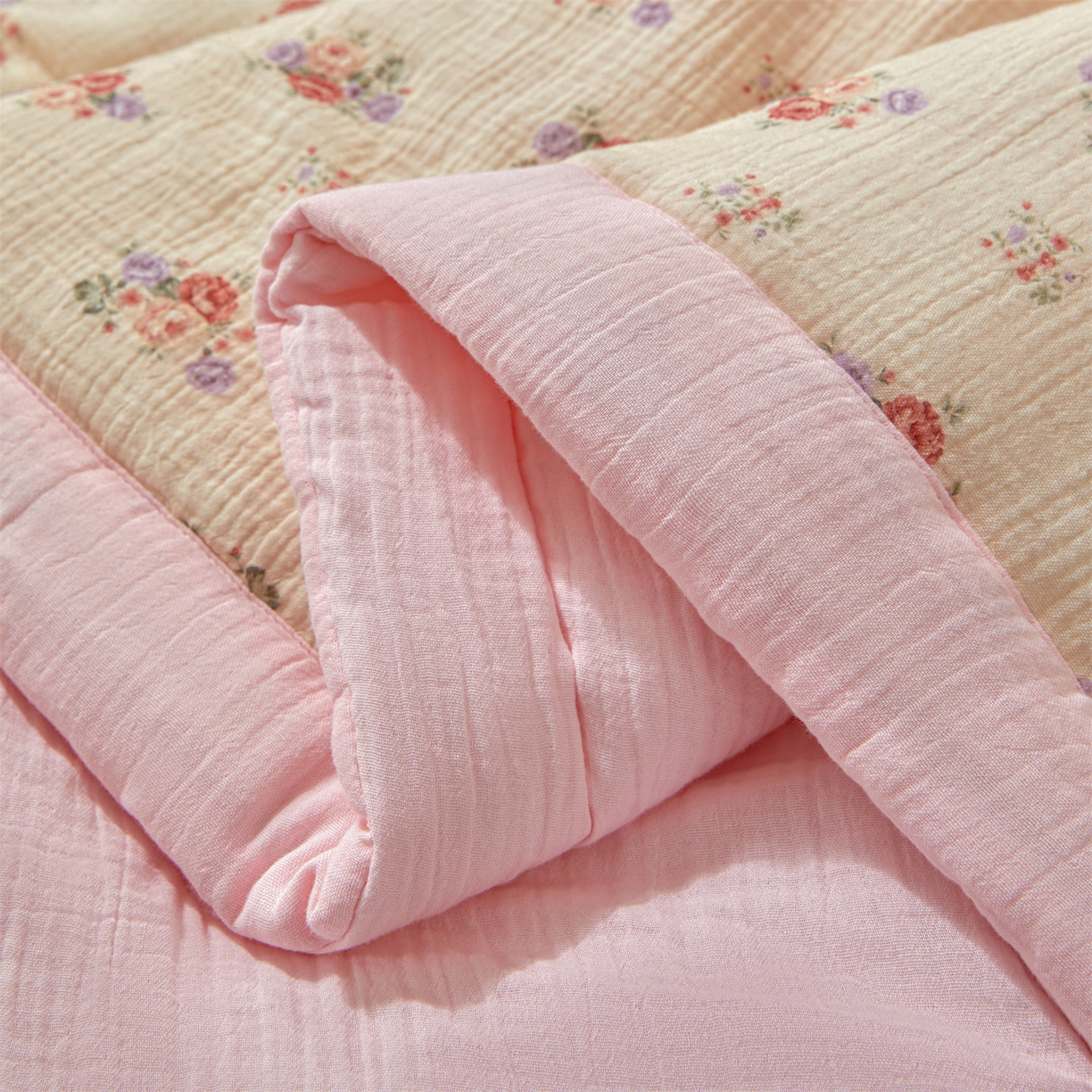 91家纺网 家纺一手货源 找家纺 恬思语家纺 2026春夏新款里外全棉皱皱纱印花棉花夏被夏凉被空调被 花夕粉