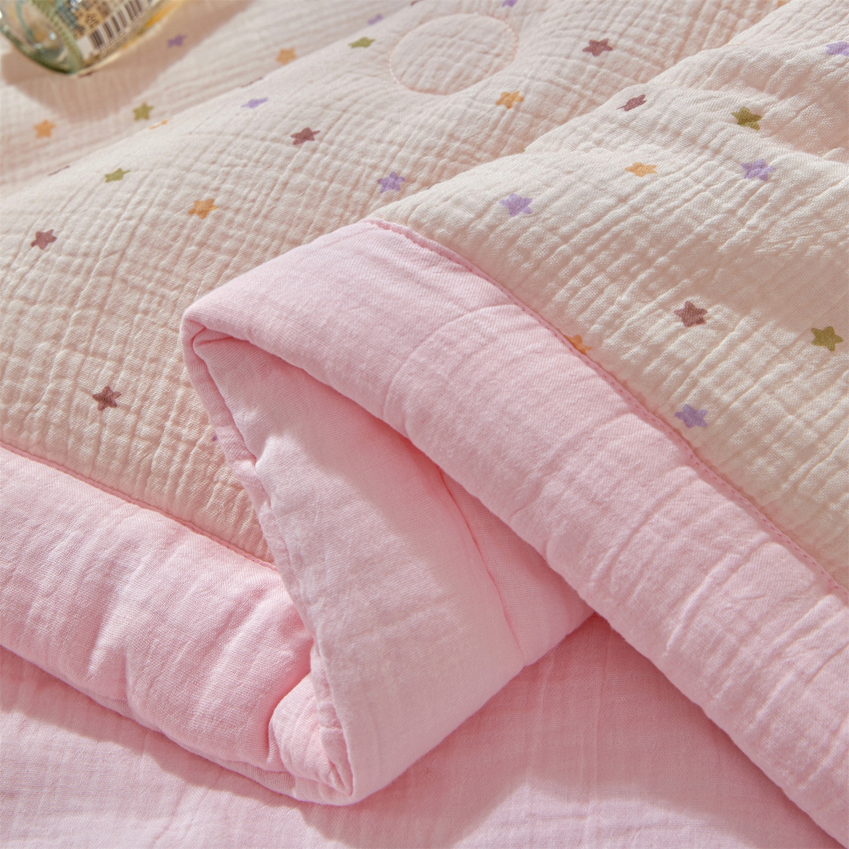 91家纺网 家纺一手货源 找家纺 恬思语家纺 2026春夏新款里外全棉皱皱纱印花棉花夏被夏凉被空调被 粉色星空