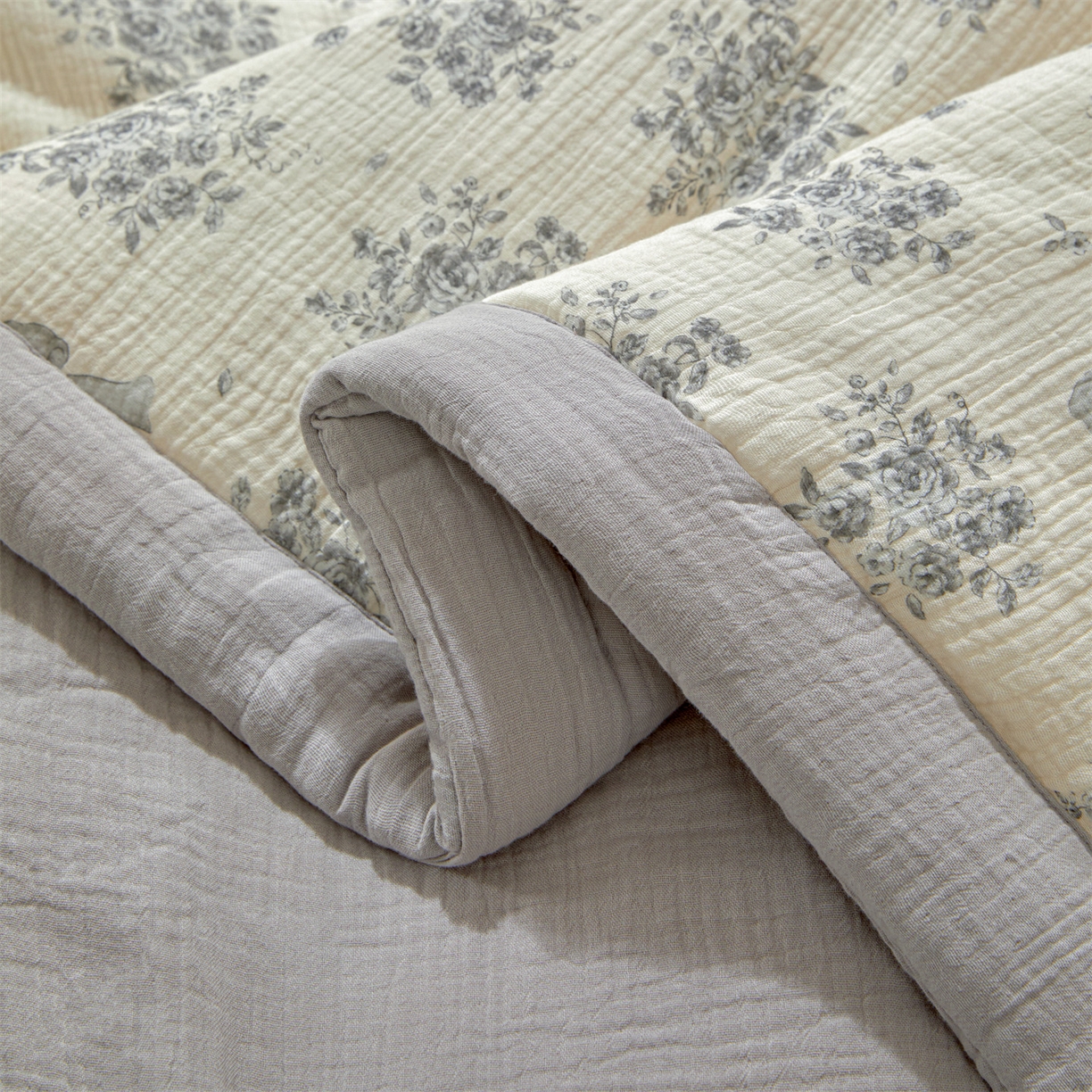 91家纺网 家纺一手货源 找家纺 恬思语家纺 2026春夏新款里外全棉皱皱纱印花棉花夏被夏凉被空调被 醉花语