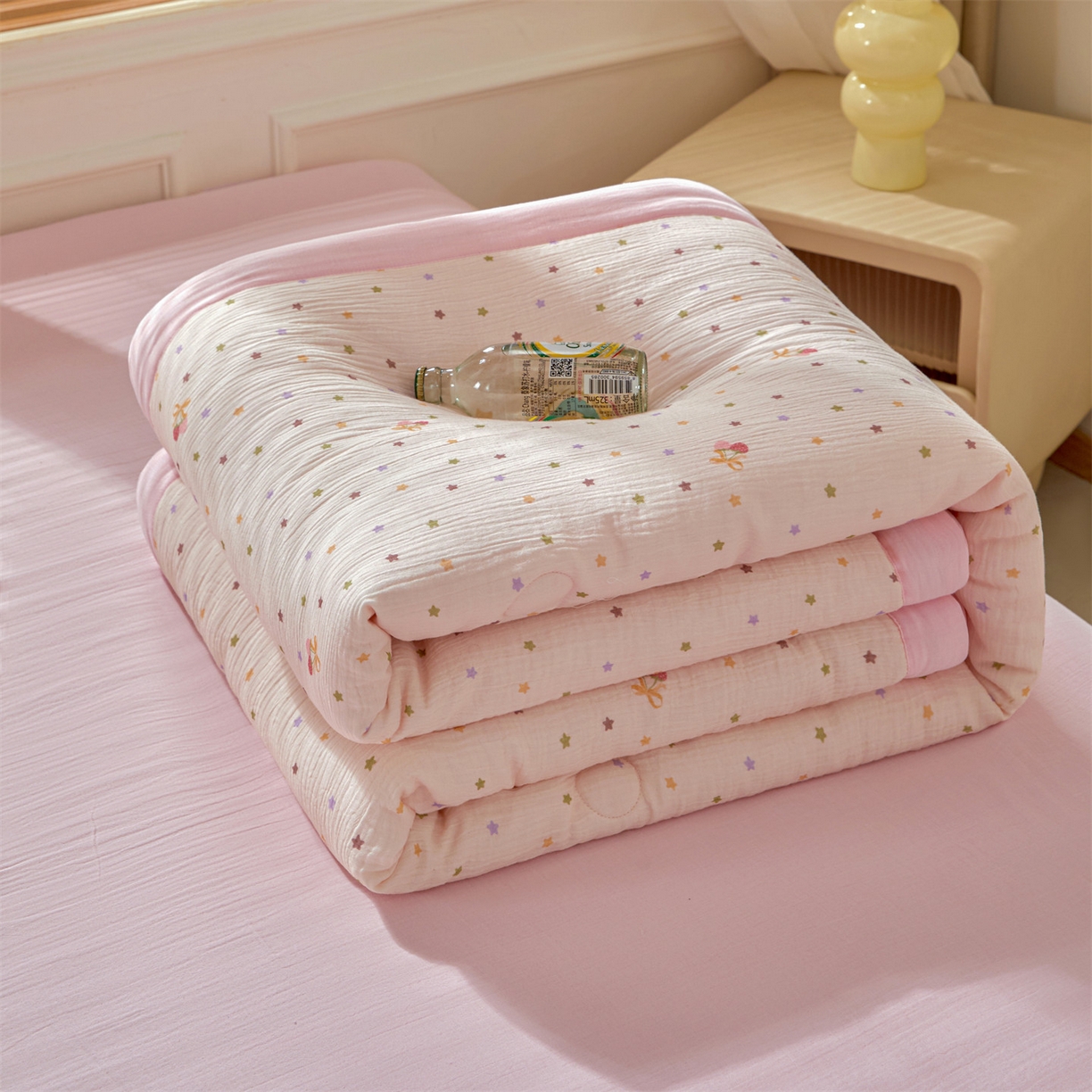 91家纺网 家纺一手货源 找家纺 恬思语家纺 2026春夏新款里外全棉皱皱纱印花棉花夏被夏凉被空调被 粉色星空