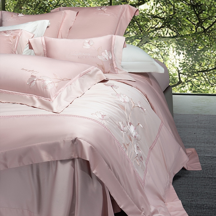 91家纺网 家纺一手货源 找家纺 诗黛尔家纺 2026春夏新款长绒棉刺绣四件套 叶澜居系列 叶澜居-落樱粉