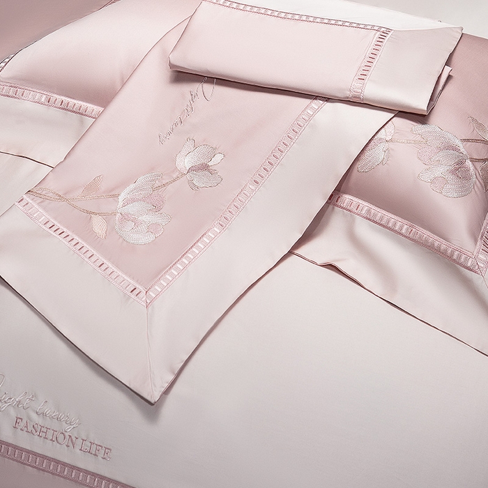 91家纺网 家纺一手货源 找家纺 诗黛尔家纺 2026春夏新款长绒棉刺绣四件套 叶澜居系列 叶澜居-落樱粉