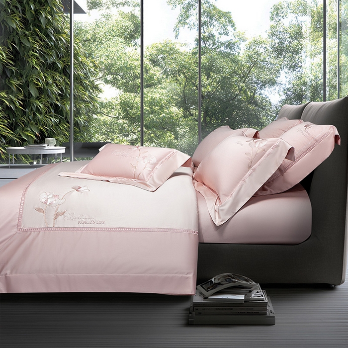 91家纺网 家纺一手货源 找家纺 诗黛尔家纺 2026春夏新款长绒棉刺绣四件套 叶澜居系列 叶澜居-落樱粉