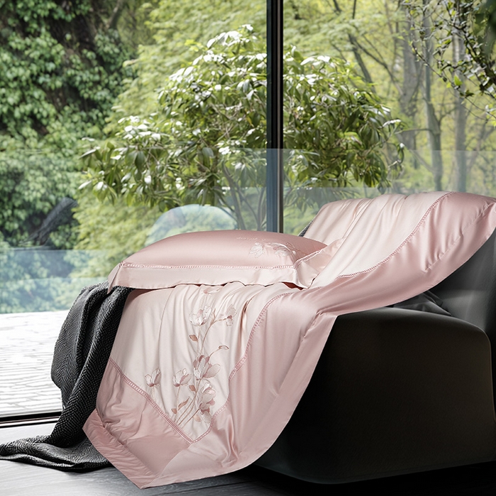 91家纺网 家纺一手货源 找家纺 诗黛尔家纺 2026春夏新款长绒棉刺绣四件套 叶澜居系列 叶澜居-落樱粉