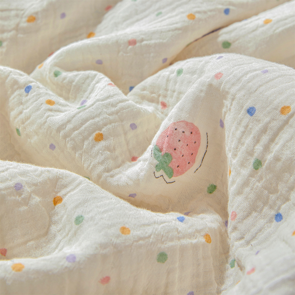 91家纺网 家纺一手货源 找家纺 恬思语家纺 2026春夏新款里外全棉皱皱纱印花棉花夏被夏凉被空调被 缤纷草莓