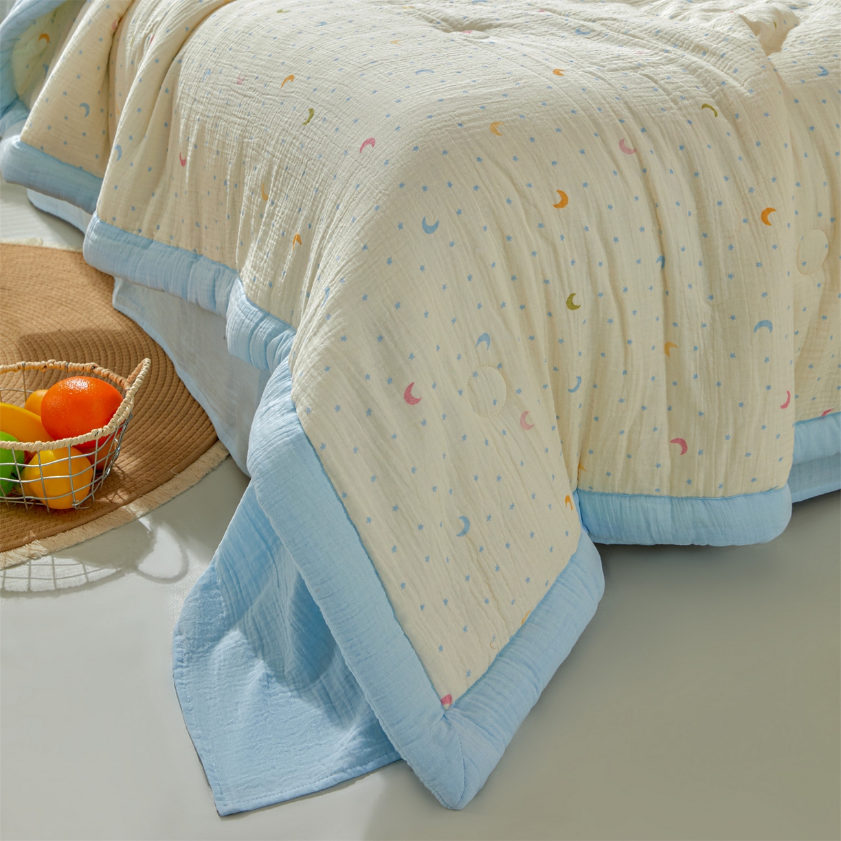 91家纺网 家纺一手货源 找家纺 恬思语家纺 2026春夏新款里外全棉皱皱纱印花棉花夏被夏凉被空调被 月伴湾