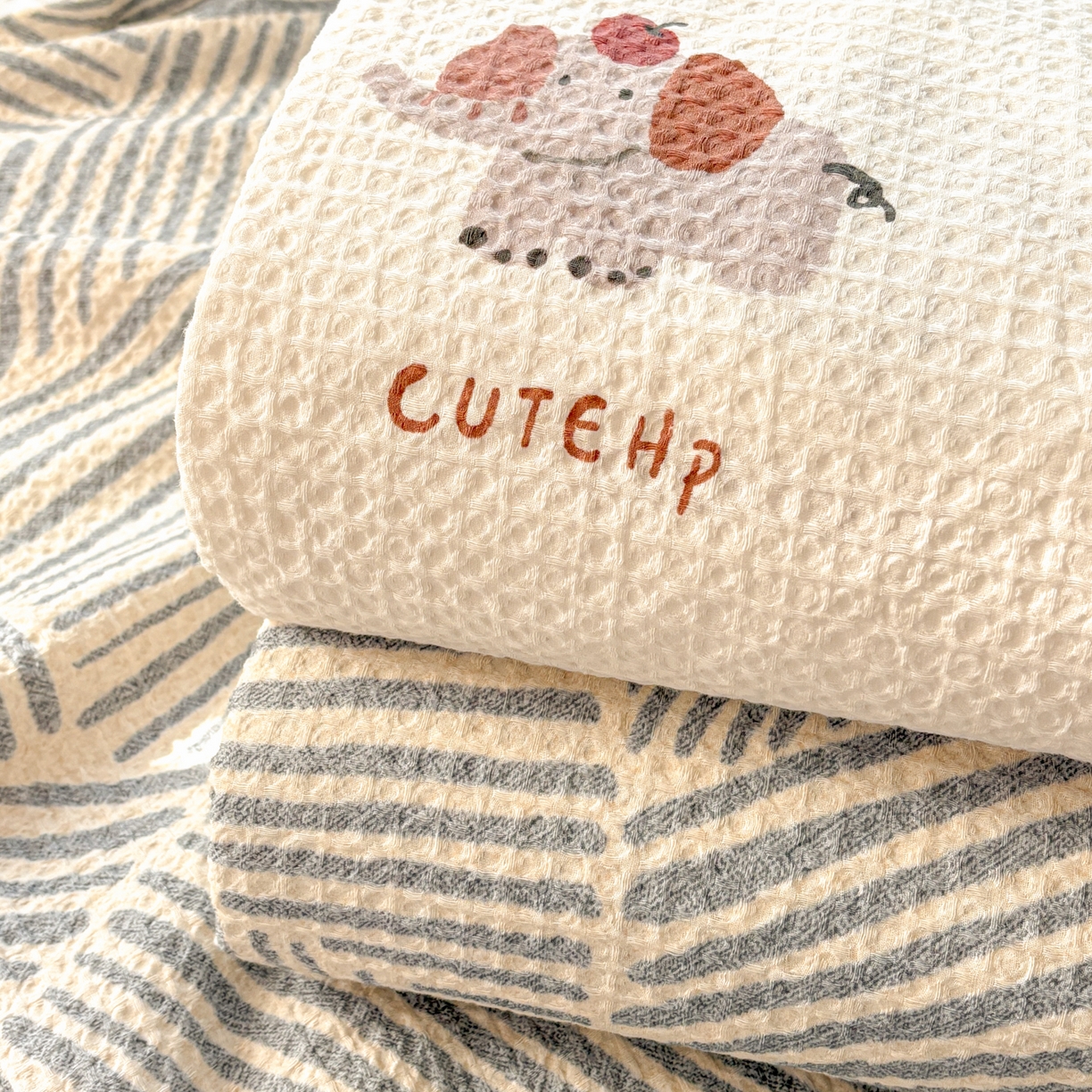 91家纺网 家纺一手货源 找家纺 居眠 2026新款全棉印花华夫格床单 组合叠拍