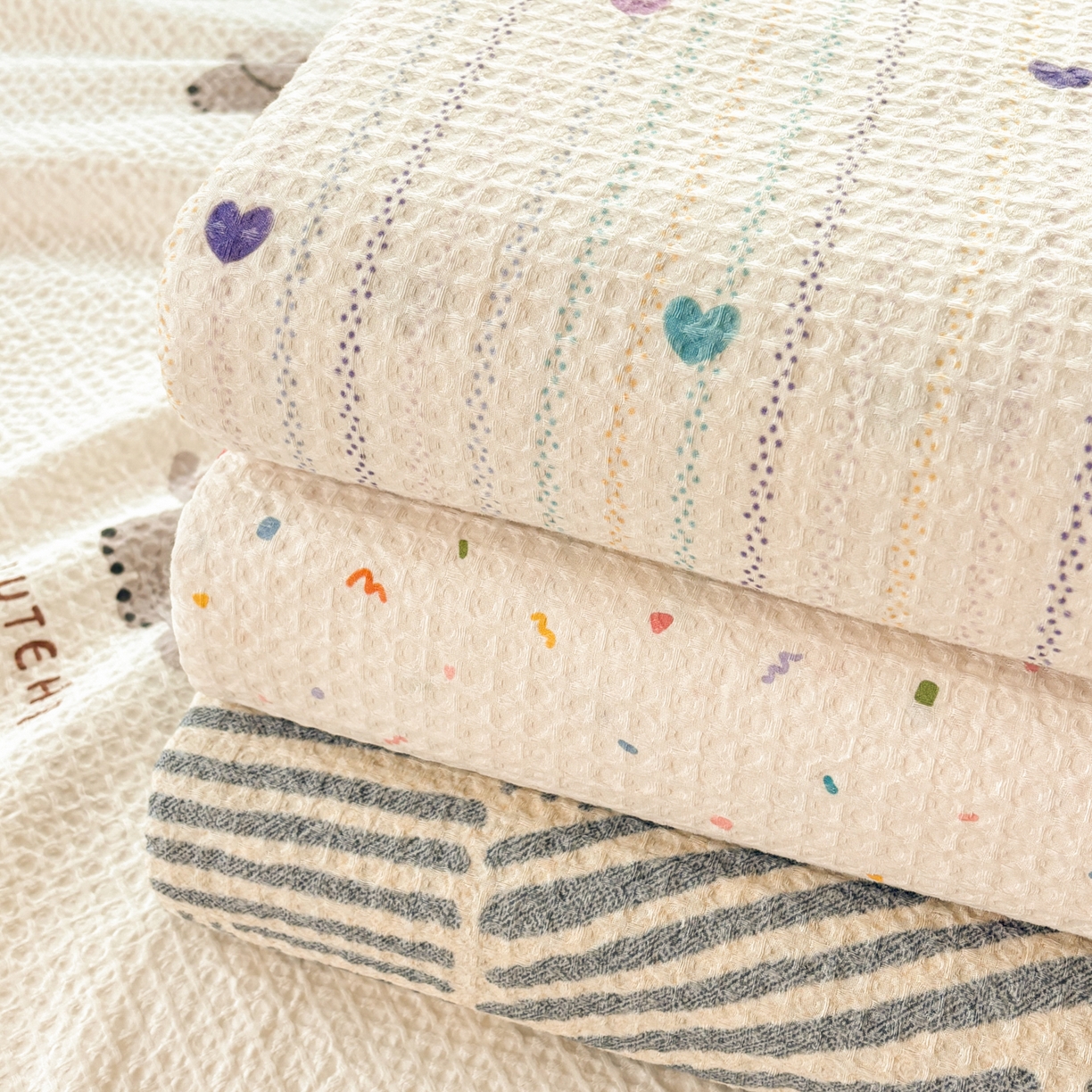 91家纺网 家纺一手货源 找家纺 居眠 2026新款全棉印花华夫格床单 组合叠拍