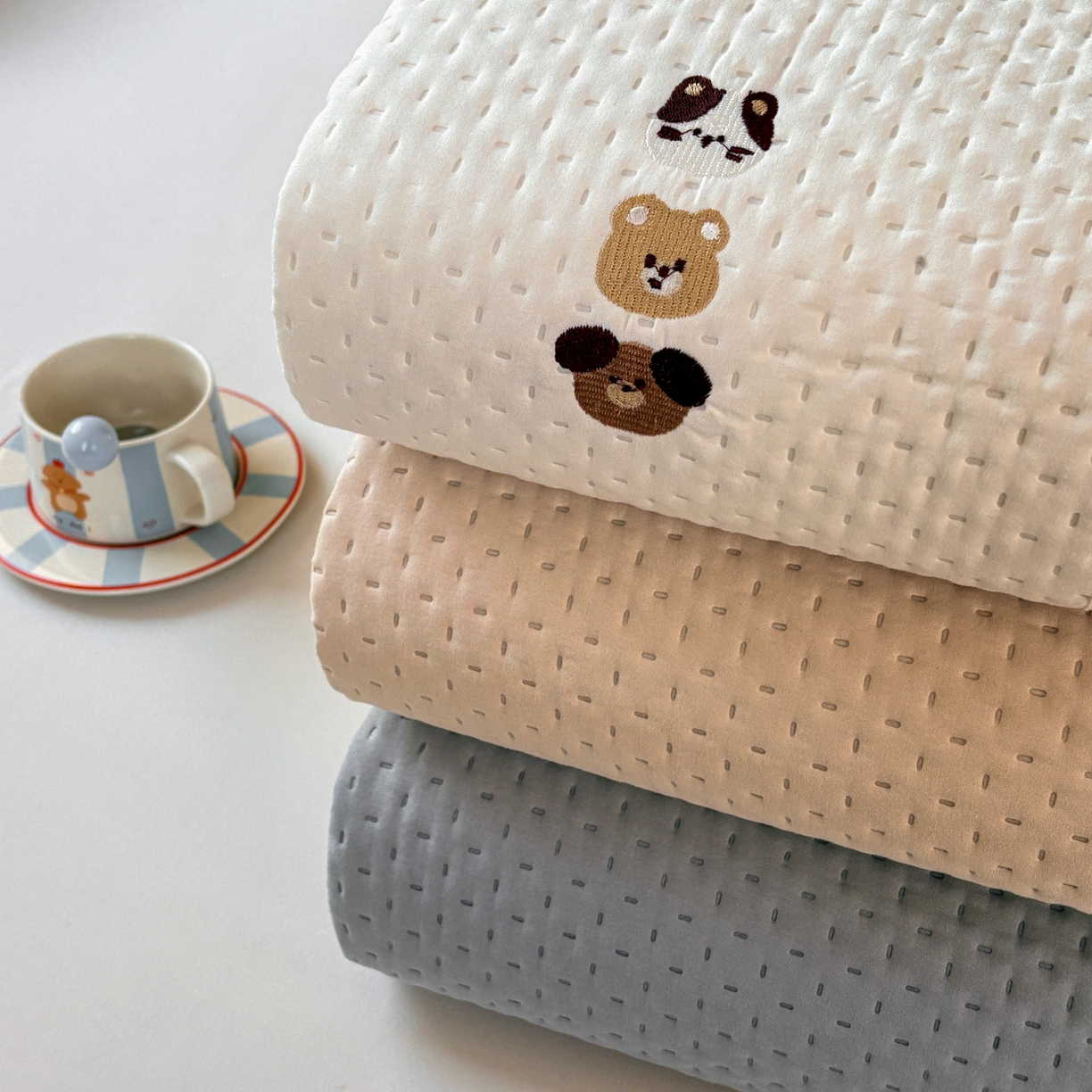 91家纺网 家纺一手货源 找家纺 居眠 2026新款卡通刺绣夹棉童话乐园防水床笠 组合叠拍