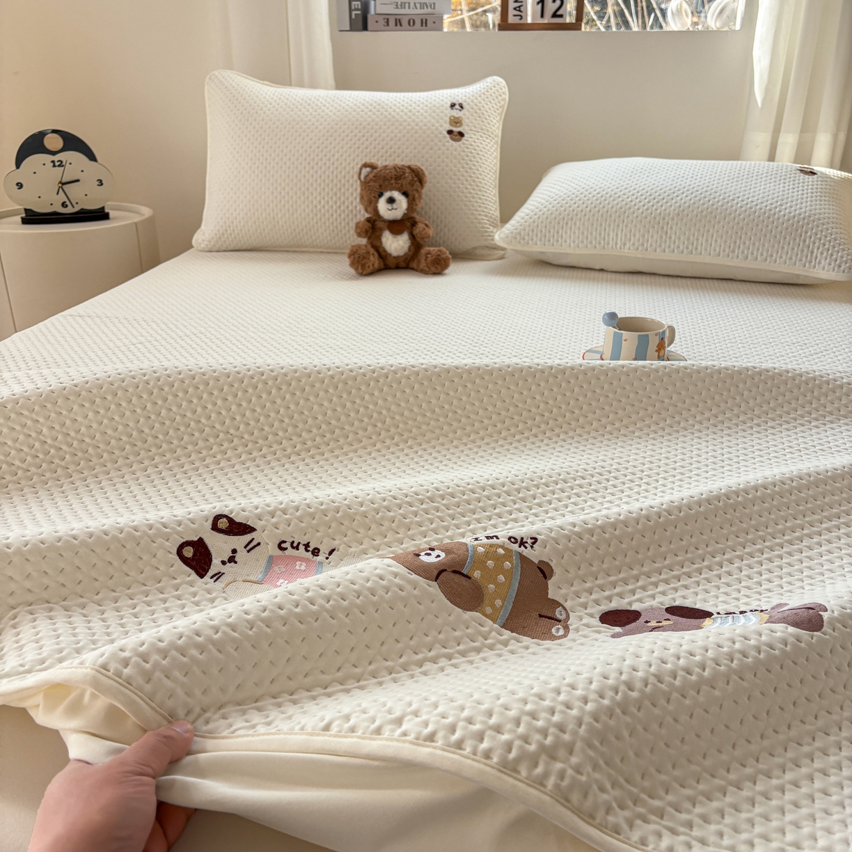 91家纺网 家纺一手货源 找家纺 居眠 2026新款卡通刺绣夹棉童话乐园防水床笠 童话乐园-白