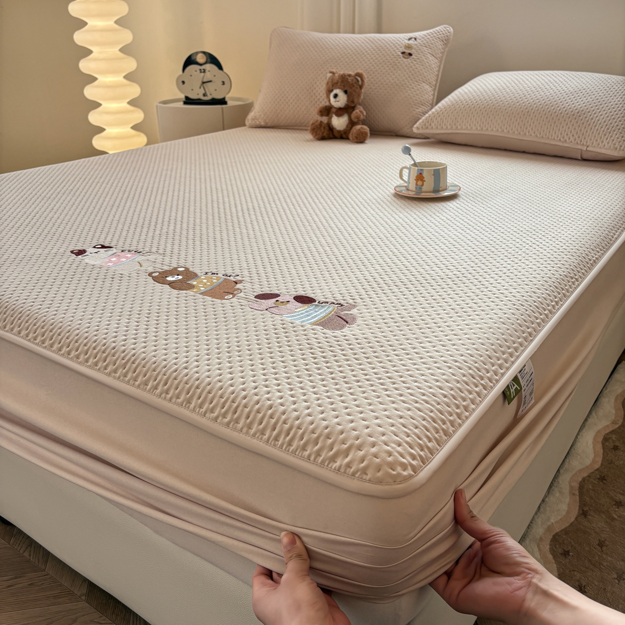 居眠 2026新款卡通刺绣夹棉童话乐园防水床笠 童话乐园-卡其