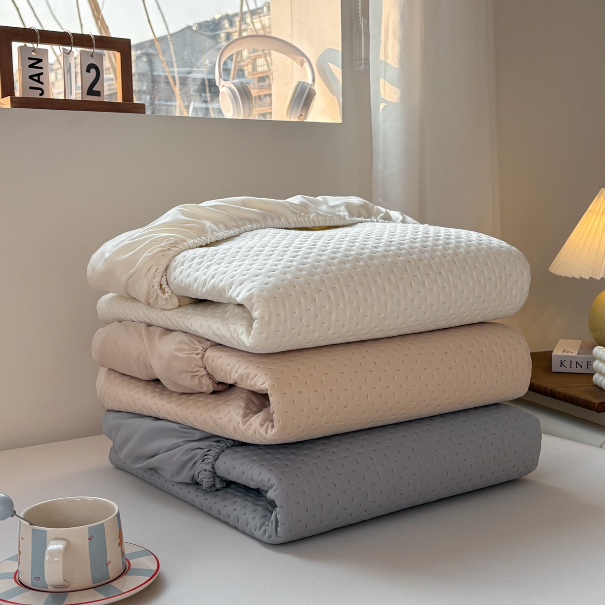 91家纺网 家纺一手货源 找家纺 居眠 2026新款卡通刺绣夹棉童话乐园防水床笠 组合叠拍