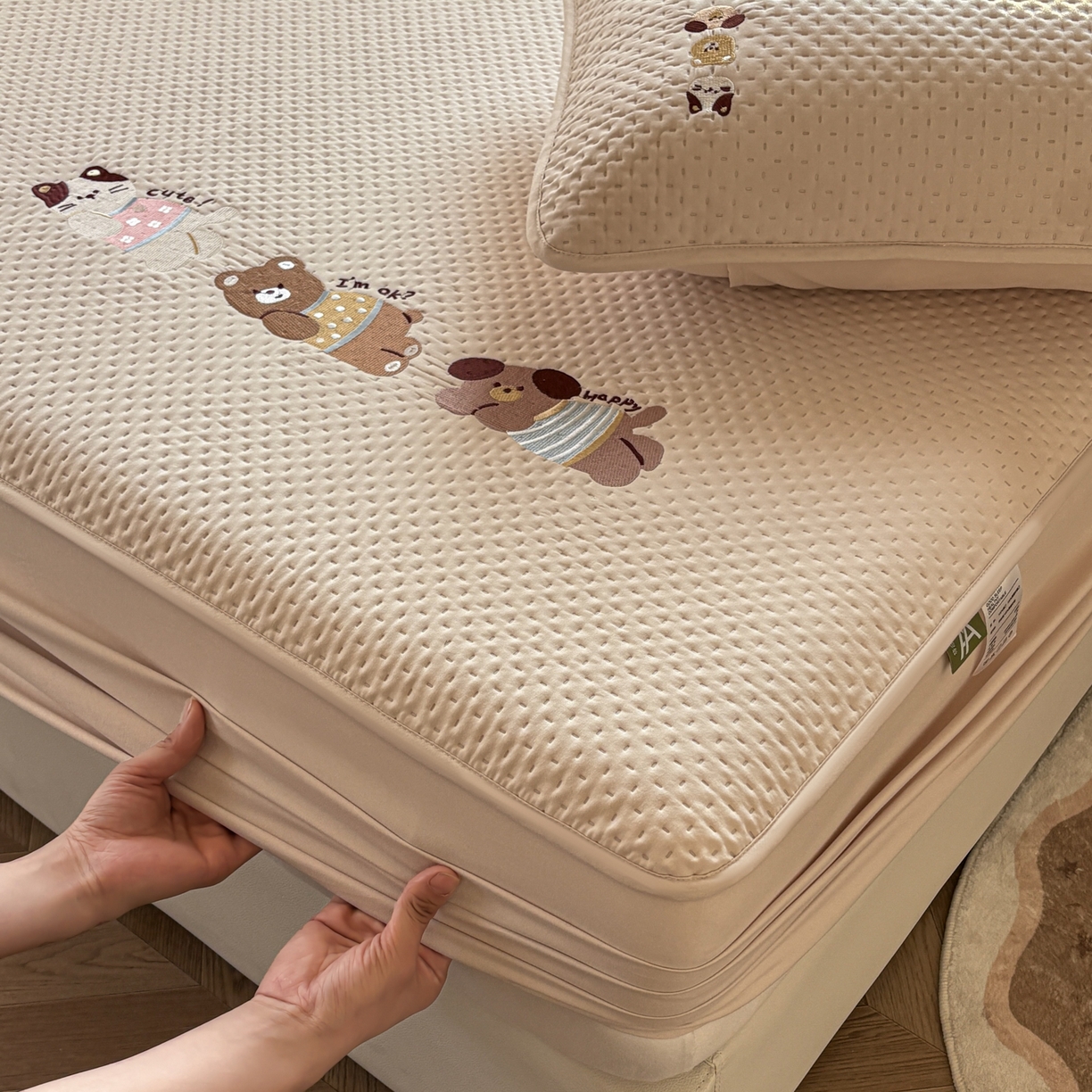 91家纺网 家纺一手货源 找家纺 居眠 2026新款卡通刺绣夹棉童话乐园防水床笠 童话乐园-卡其