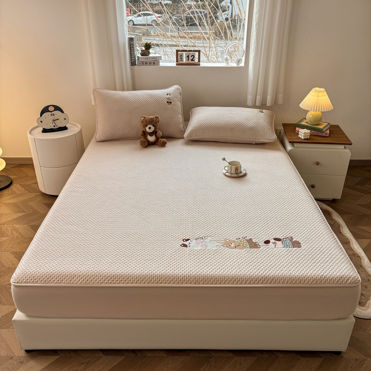 91家纺网 家纺一手货源 找家纺 居眠 2026新款卡通刺绣夹棉童话乐园防水床笠 童话乐园-卡其