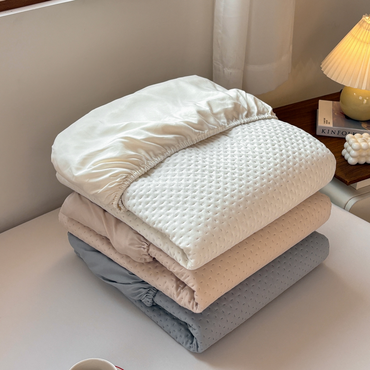 91家纺网 家纺一手货源 找家纺 居眠 2026新款卡通刺绣夹棉童话乐园防水床笠 组合叠拍