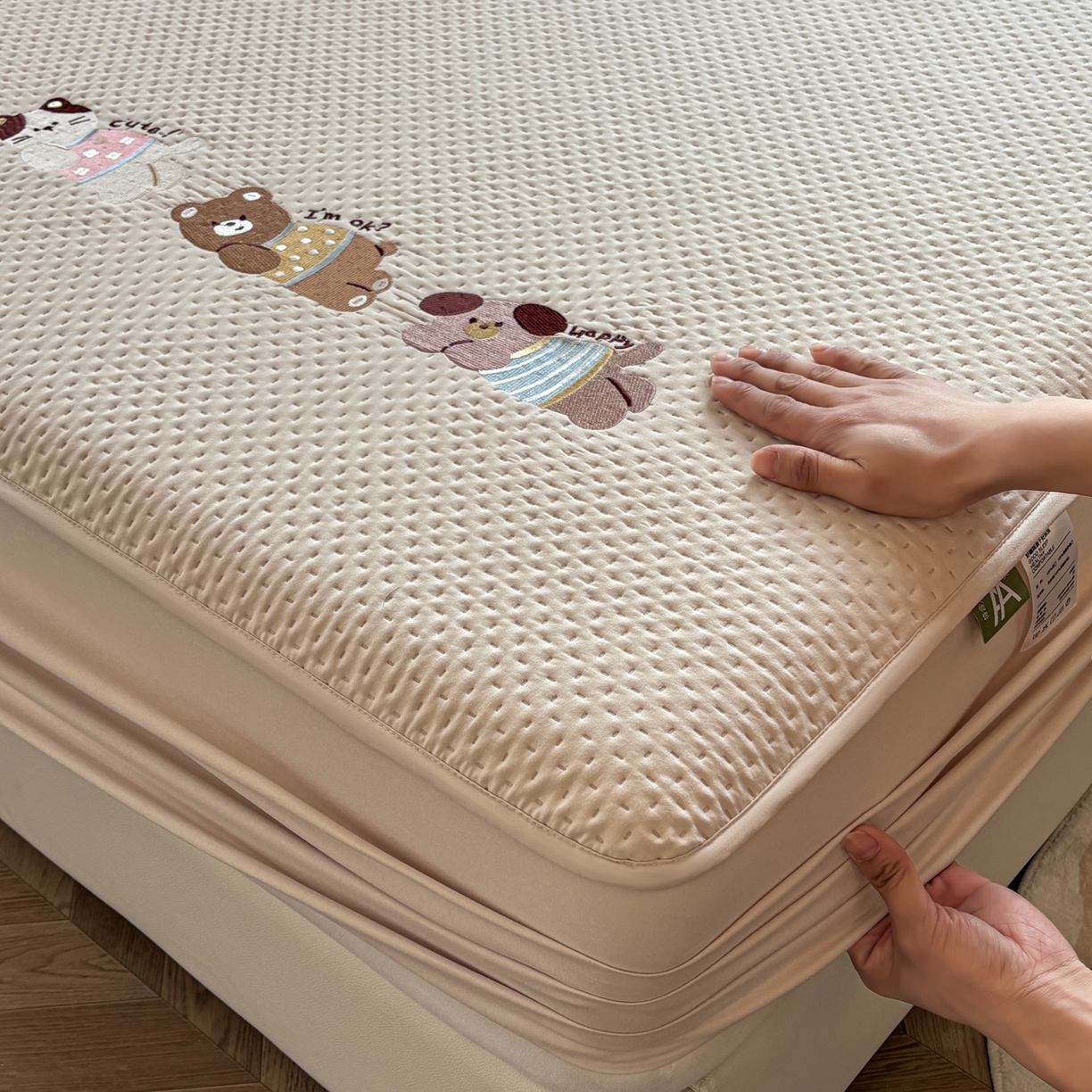 91家纺网 家纺一手货源 找家纺 居眠 2026新款卡通刺绣夹棉童话乐园防水床笠 童话乐园-卡其