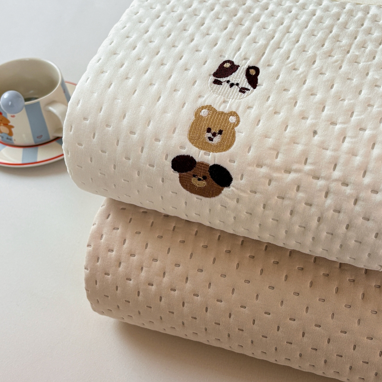 91家纺网 家纺一手货源 找家纺 居眠 2026新款卡通刺绣夹棉童话乐园防水床笠 组合叠拍