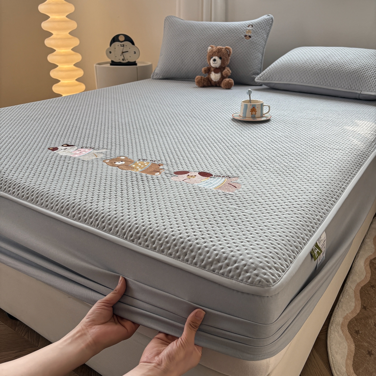 91家纺网 家纺一手货源 找家纺 居眠 2026新款卡通刺绣夹棉童话乐园防水床笠 童话乐园-灰