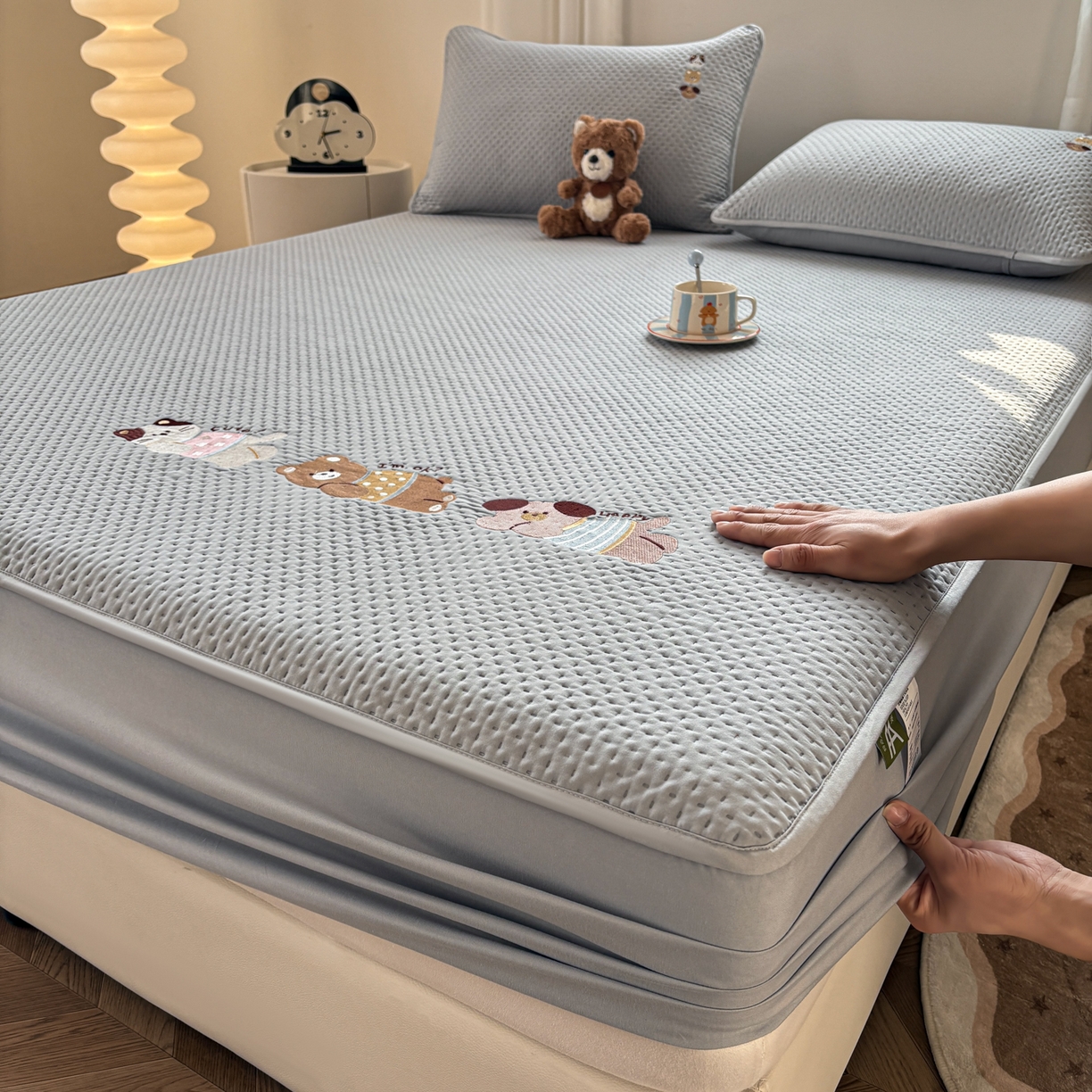 91家纺网 家纺一手货源 找家纺 居眠 2026新款卡通刺绣夹棉童话乐园防水床笠 童话乐园-灰