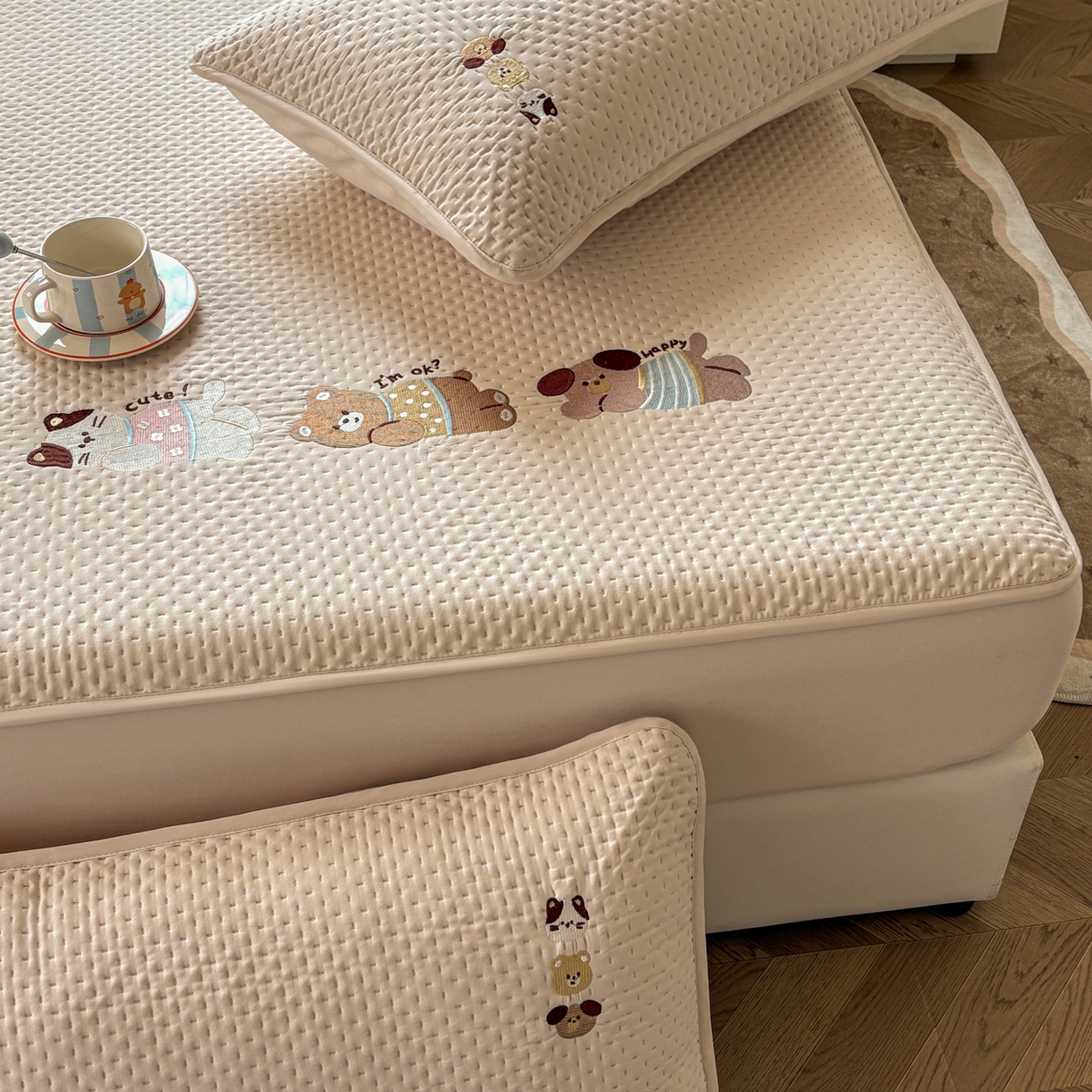 91家纺网 家纺一手货源 找家纺 居眠 2026新款卡通刺绣夹棉童话乐园防水床笠 童话乐园-卡其