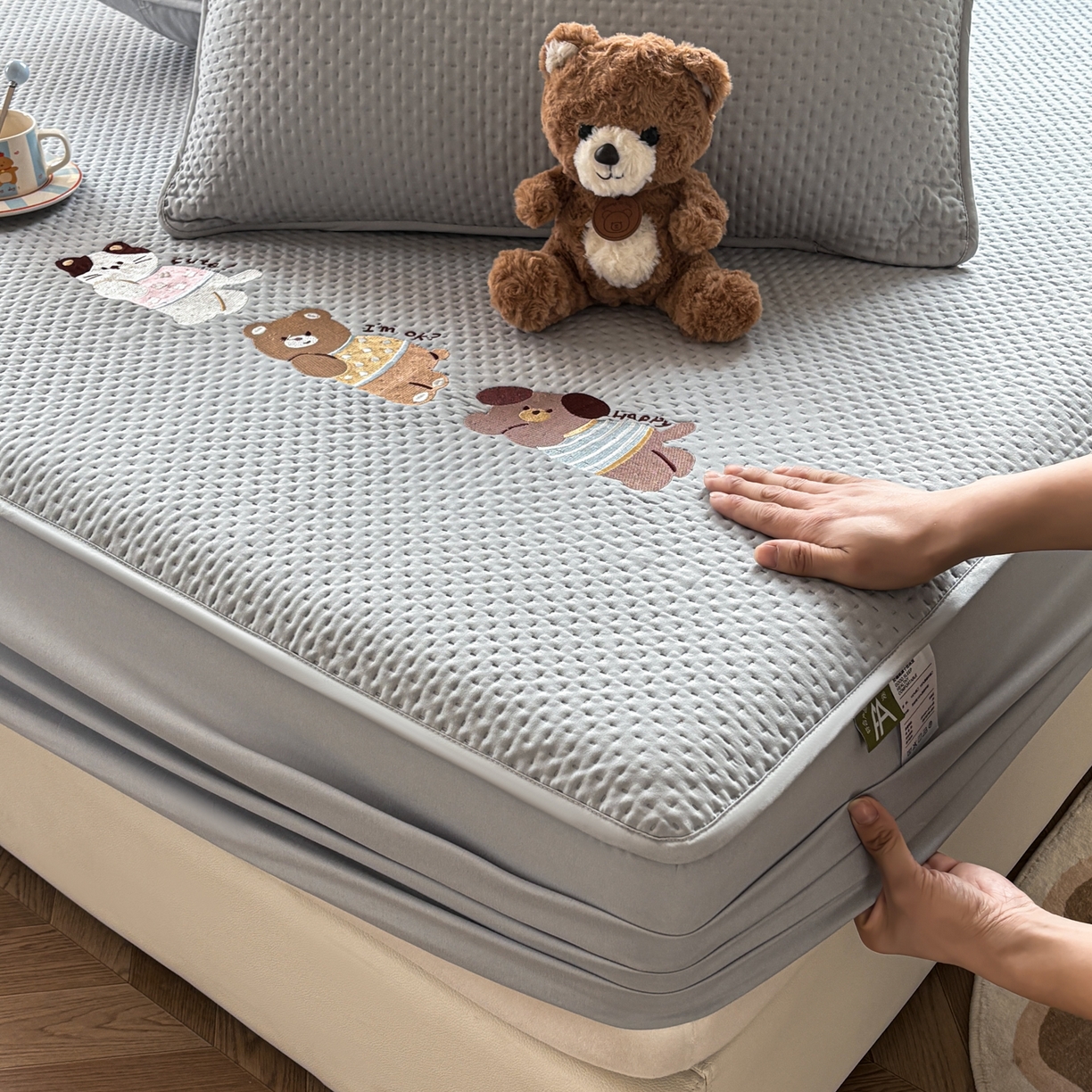 91家纺网 家纺一手货源 找家纺 居眠 2026新款卡通刺绣夹棉童话乐园防水床笠 童话乐园-灰