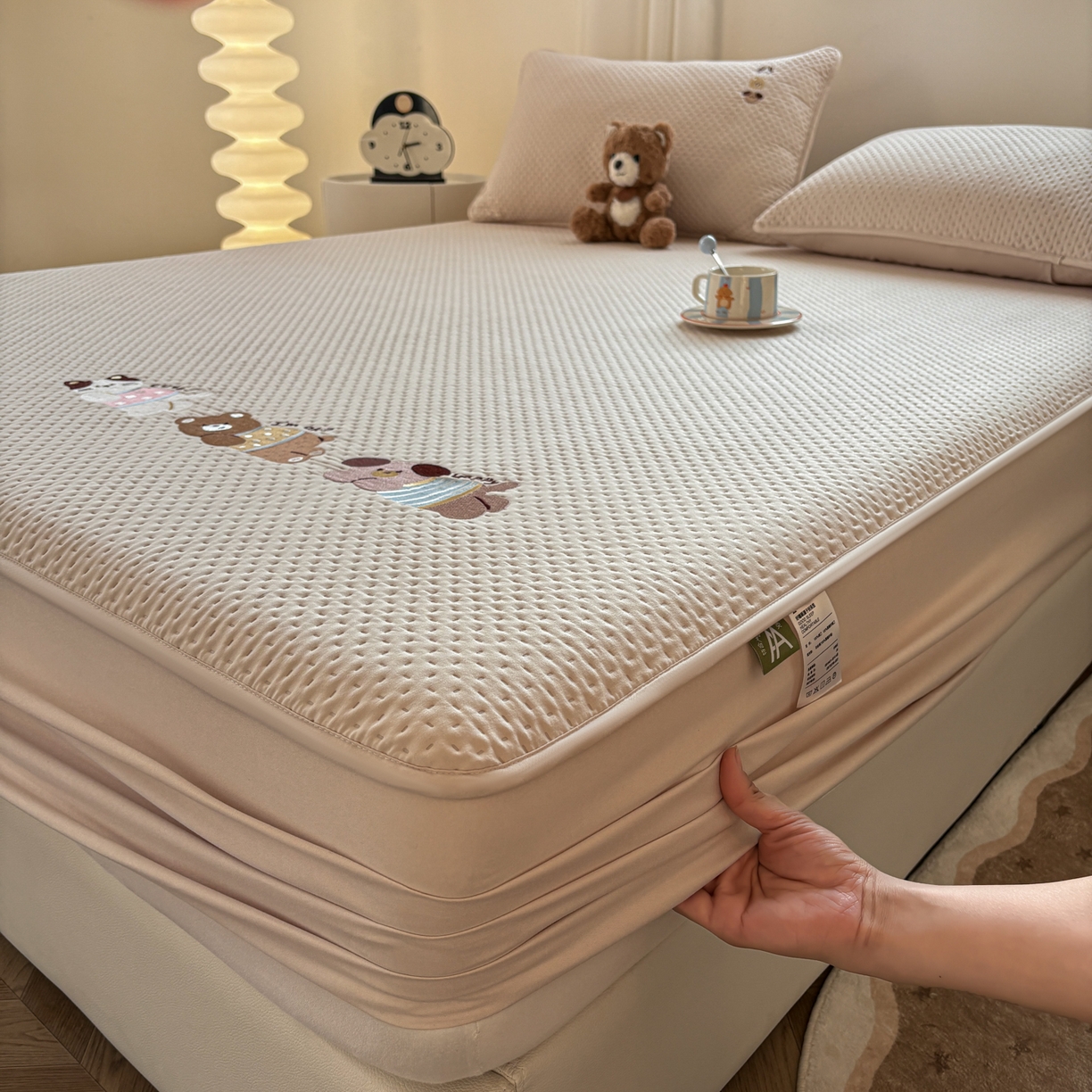 91家纺网 家纺一手货源 找家纺 居眠 2026新款卡通刺绣夹棉童话乐园防水床笠 童话乐园-卡其