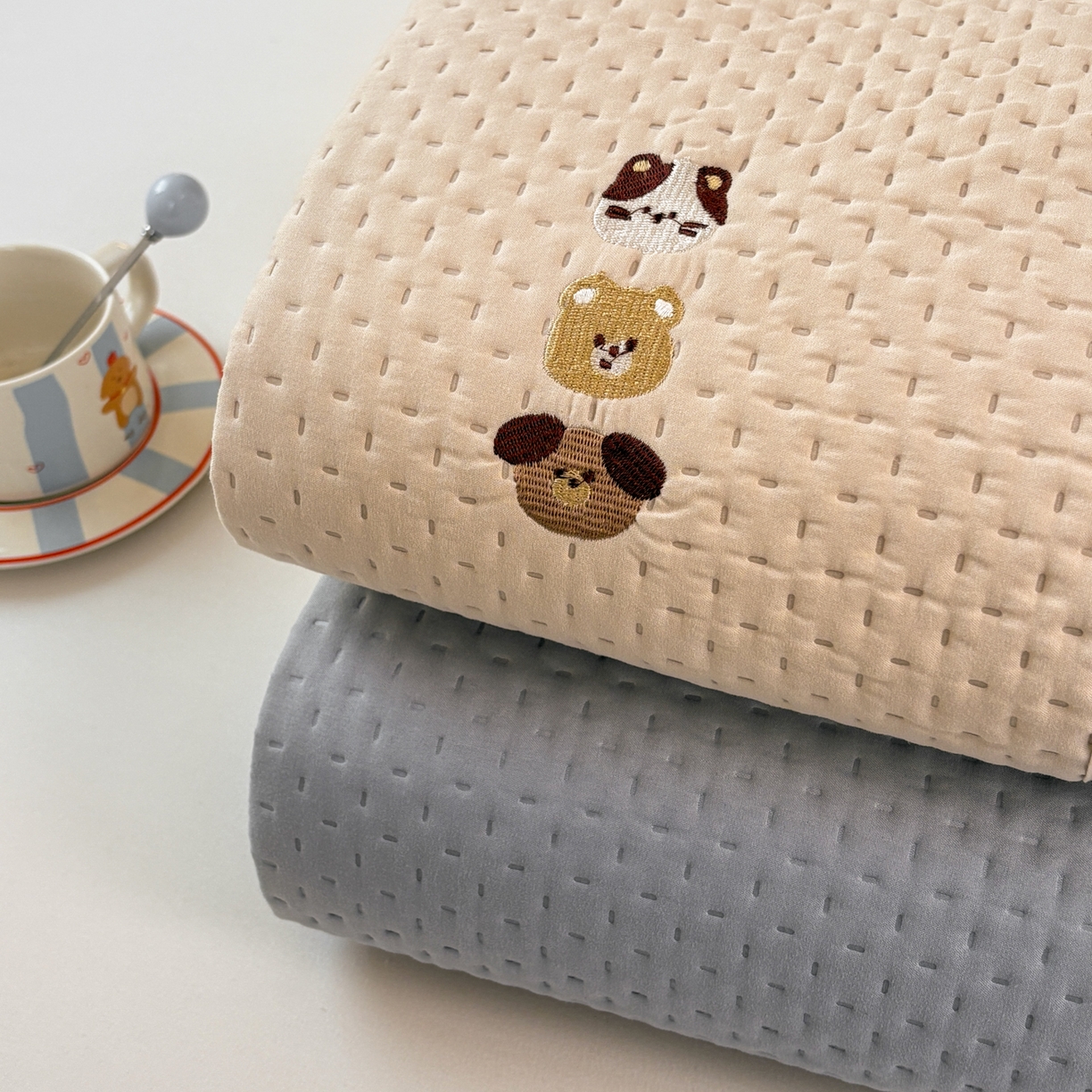 91家纺网 家纺一手货源 找家纺 居眠 2026新款卡通刺绣夹棉童话乐园防水床笠 组合叠拍