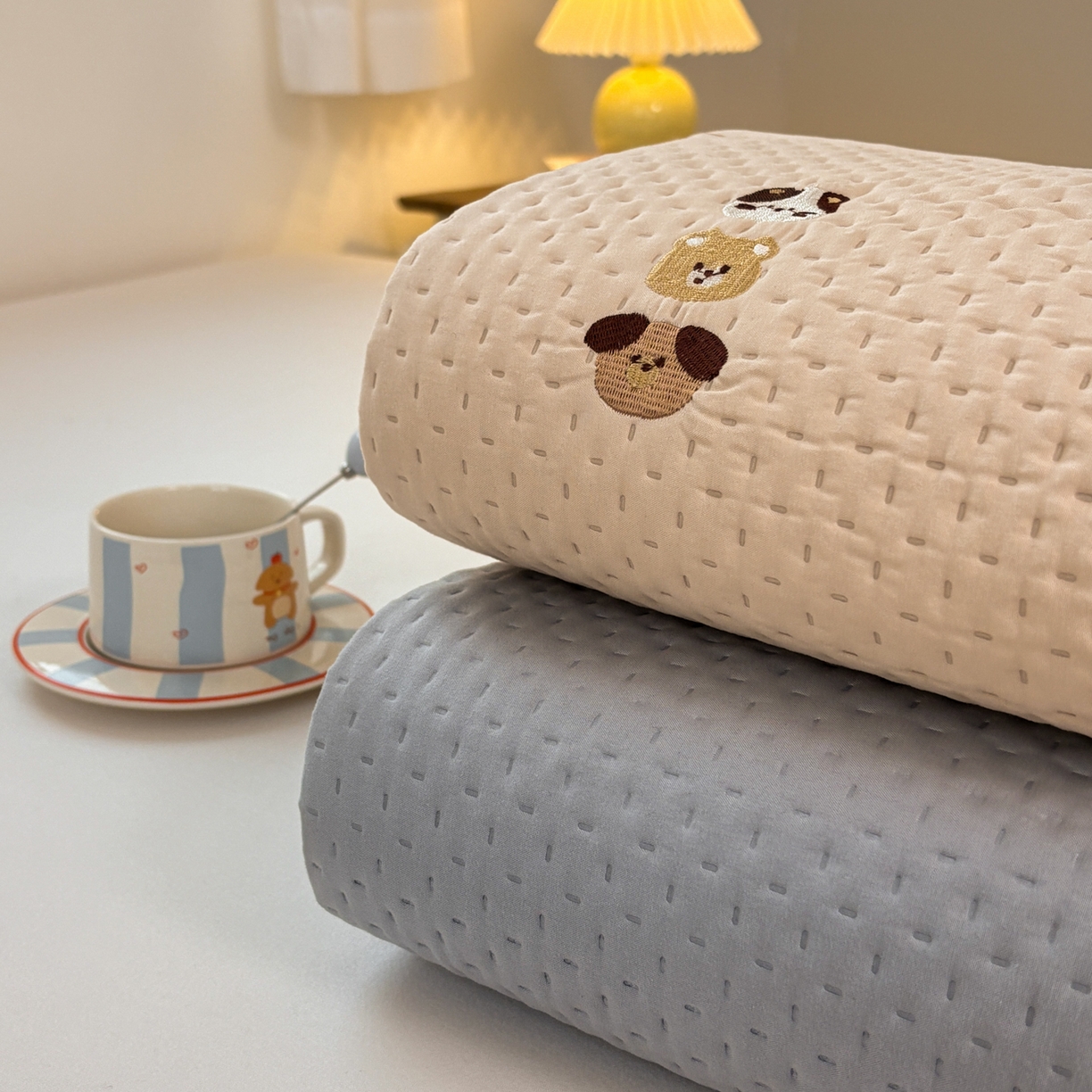 91家纺网 家纺一手货源 找家纺 居眠 2026新款卡通刺绣夹棉童话乐园防水床笠 组合叠拍