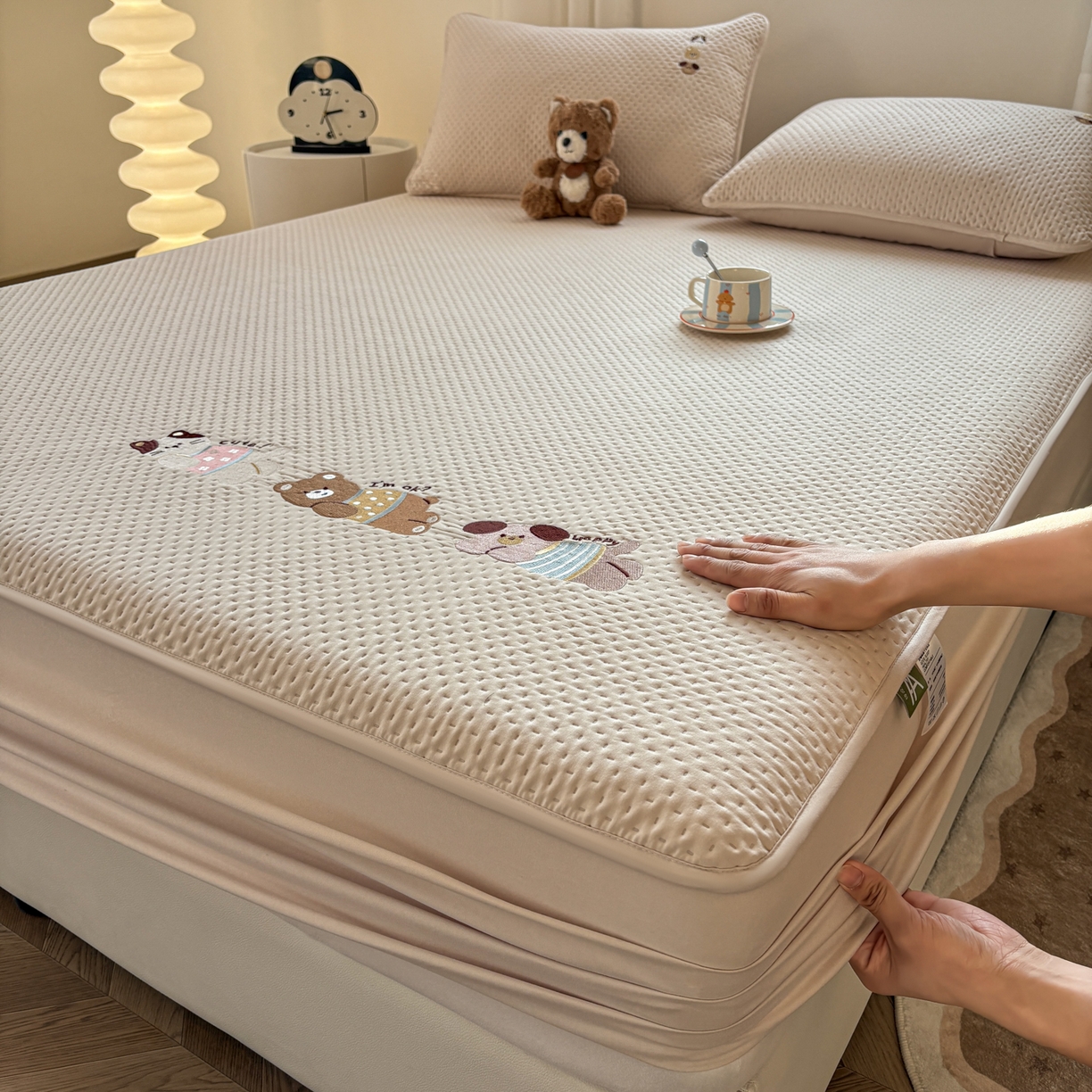 91家纺网 家纺一手货源 找家纺 居眠 2026新款卡通刺绣夹棉童话乐园防水床笠 童话乐园-卡其