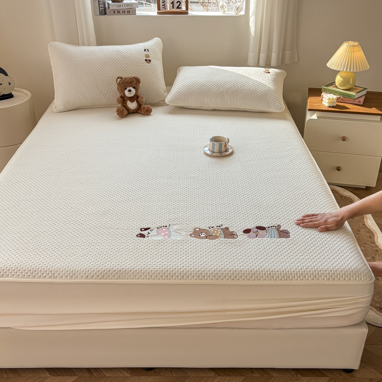 91家纺网 家纺一手货源 找家纺 居眠 2026新款卡通刺绣夹棉童话乐园防水床笠 童话乐园-白