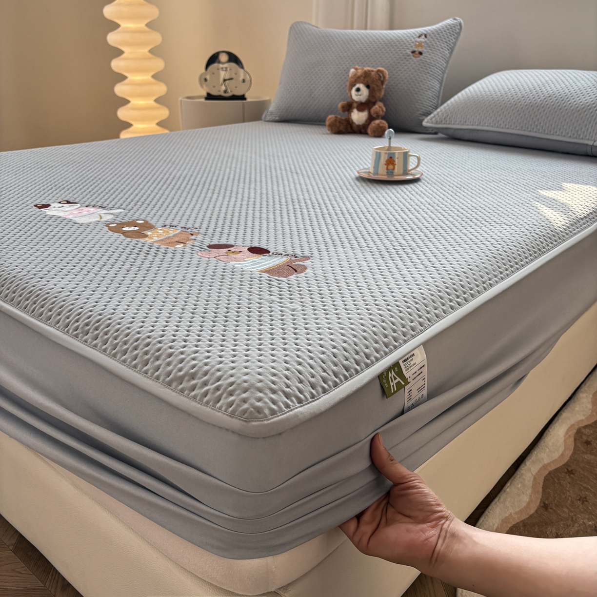 91家纺网 家纺一手货源 找家纺 居眠 2026新款卡通刺绣夹棉童话乐园防水床笠 童话乐园-灰