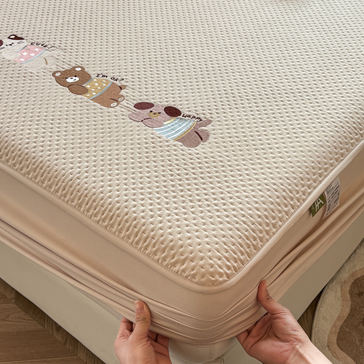 91家纺网 家纺一手货源 找家纺 居眠 2026新款卡通刺绣夹棉童话乐园防水床笠 童话乐园-卡其