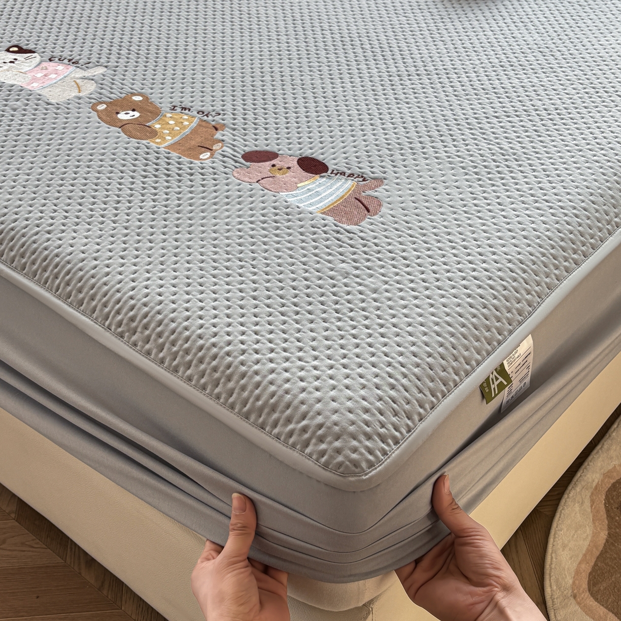 91家纺网 家纺一手货源 找家纺 居眠 2026新款卡通刺绣夹棉童话乐园防水床笠 童话乐园-灰