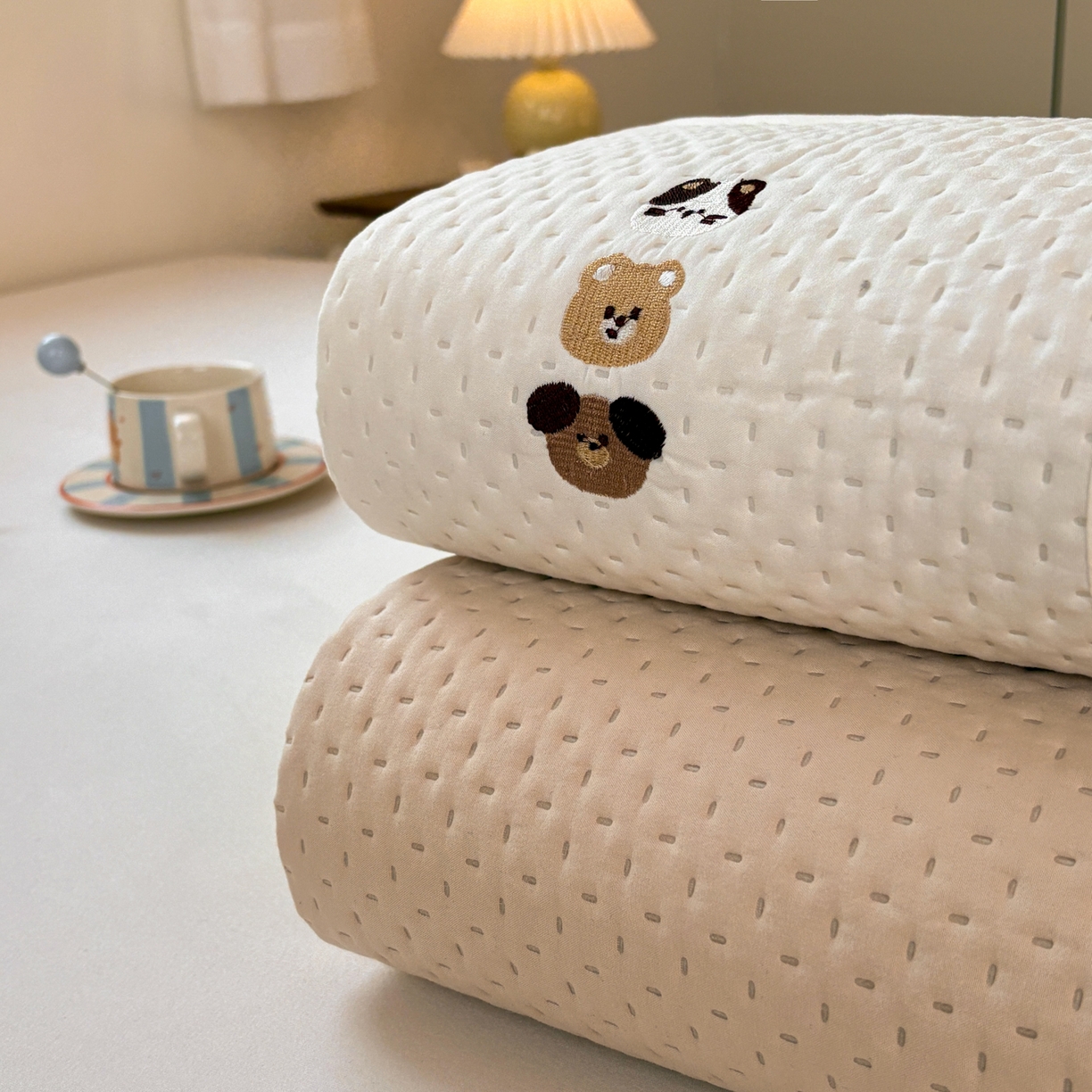 91家纺网 家纺一手货源 找家纺 居眠 2026新款卡通刺绣夹棉童话乐园防水床笠 组合叠拍