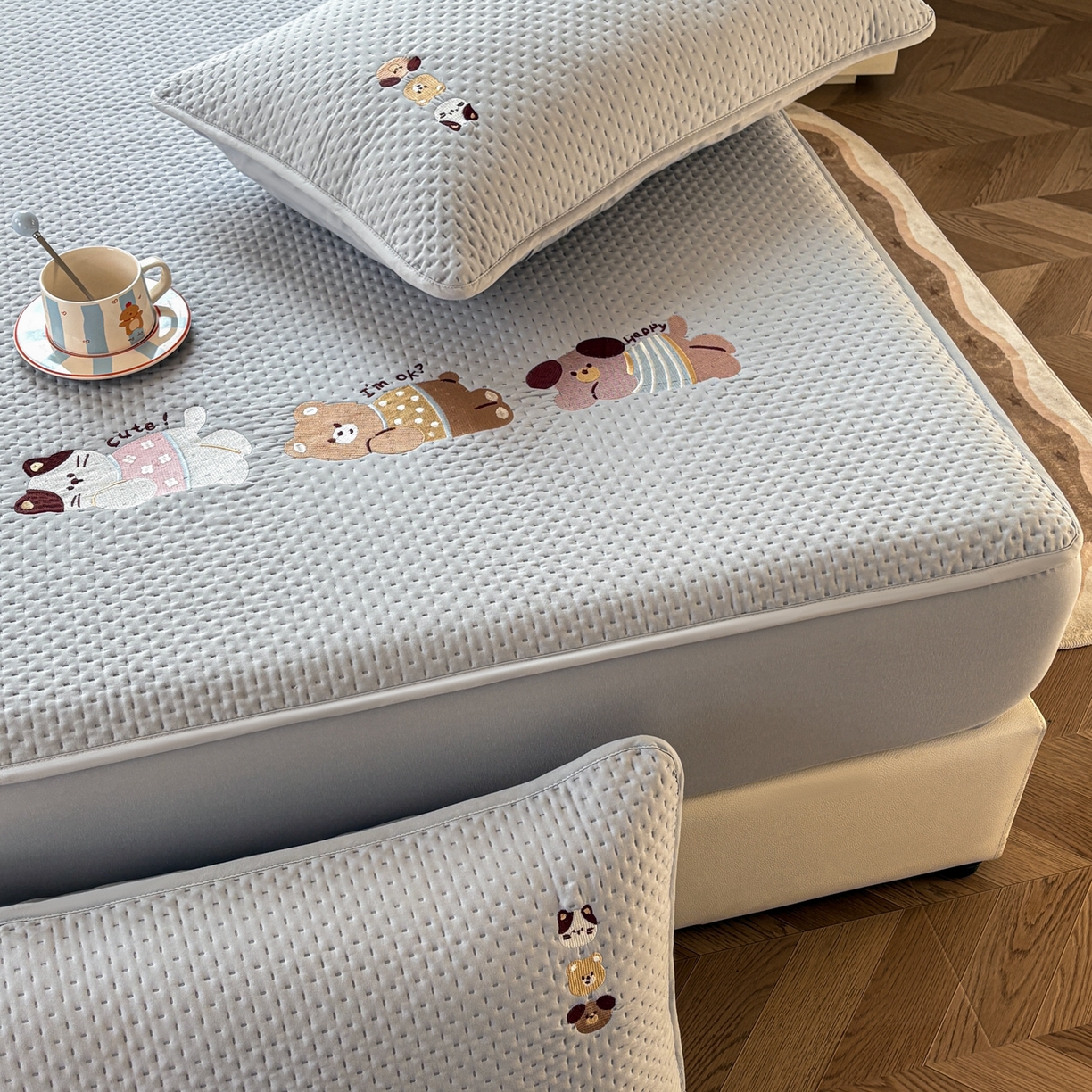 91家纺网 家纺一手货源 找家纺 居眠 2026新款卡通刺绣夹棉童话乐园防水床笠 童话乐园-灰